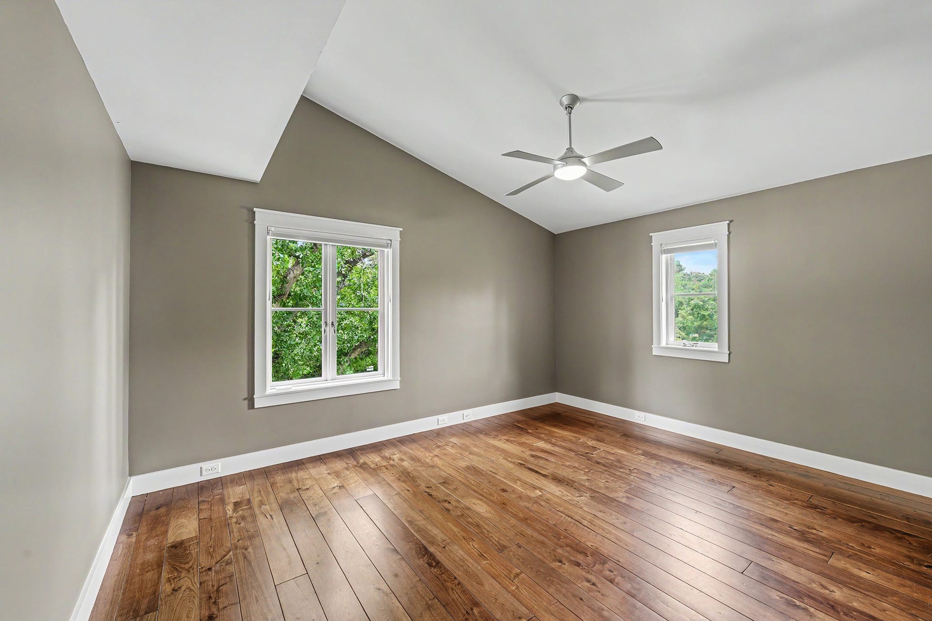 4153 Oberlin Street, West University Place, TX 77005 With beautiful treetop views and its own ensuite bath, this secondary bedroom could function as a 2nd floor primary suite.