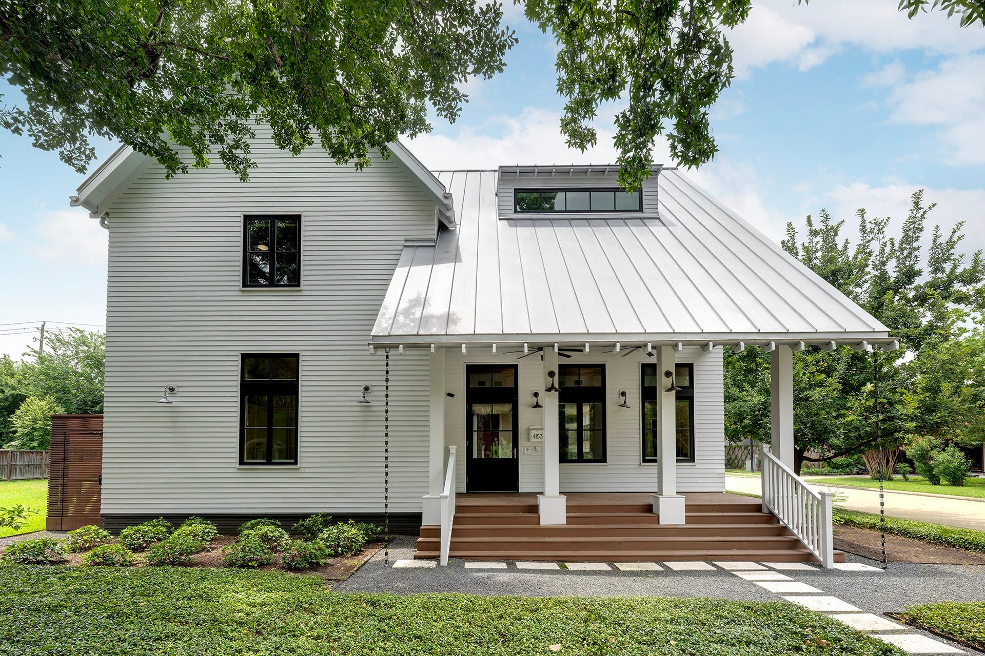 4153 Oberlin Street, West University Place, TX 77005 This home combines striking design with forward-thinking sustainability for a home that's as beautiful as it is efficient.
