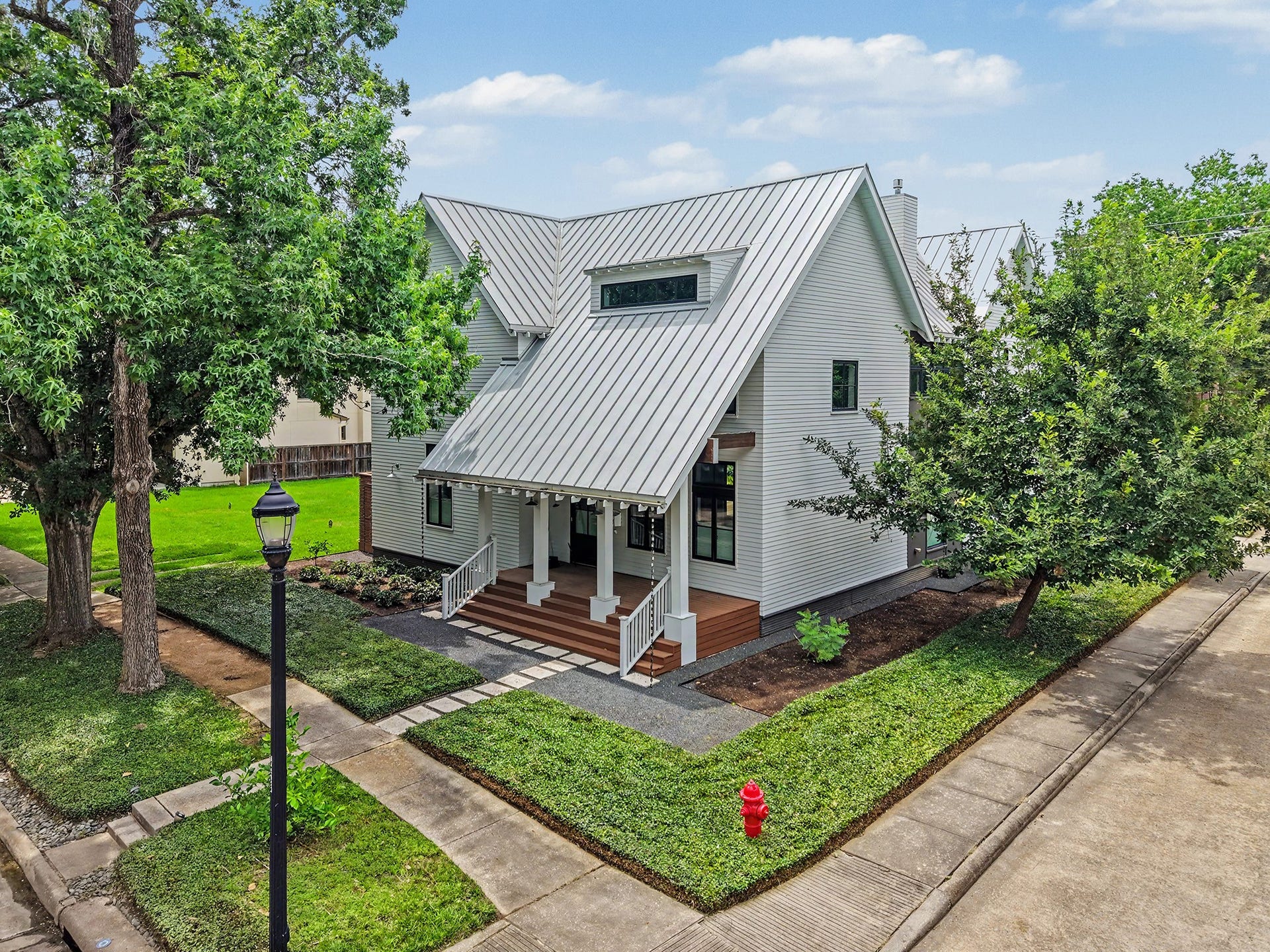 4153 Oberlin Street, West University Place, TX 77005 This home was recognized with the 2016 American Institute of Architects Houston Design Award for Residential Architecture.
