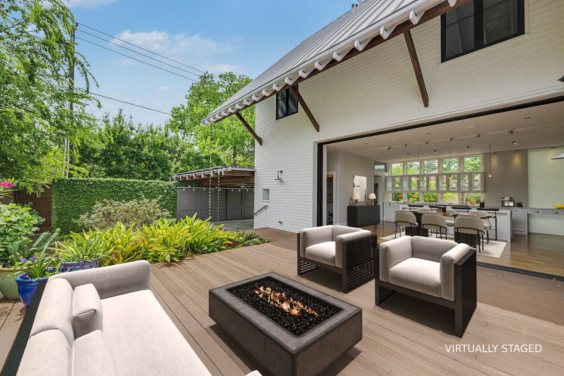 4153 Oberlin Street, West University Place, TX 77005 The spacious deck is ideal for entertaining with room for dining or lounging furniture. Virtually staged.