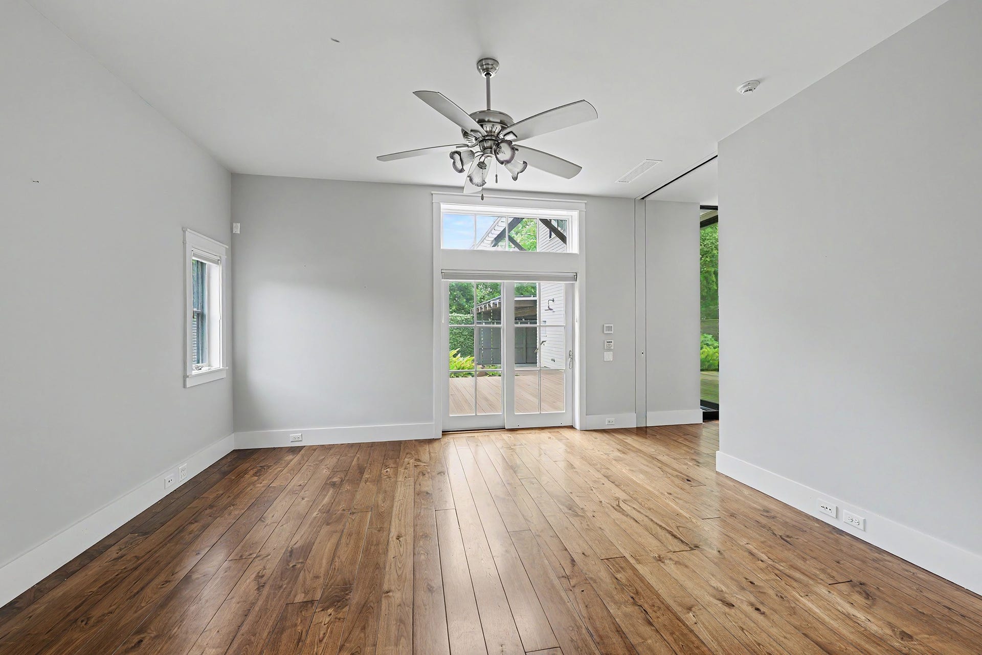 4153 Oberlin Street, West University Place, TX 77005 Located on the 1st floor, the spacious primary suite provides a private retreat with room for a seating area and views overlooking the beautifully landscaped backyard and deck.