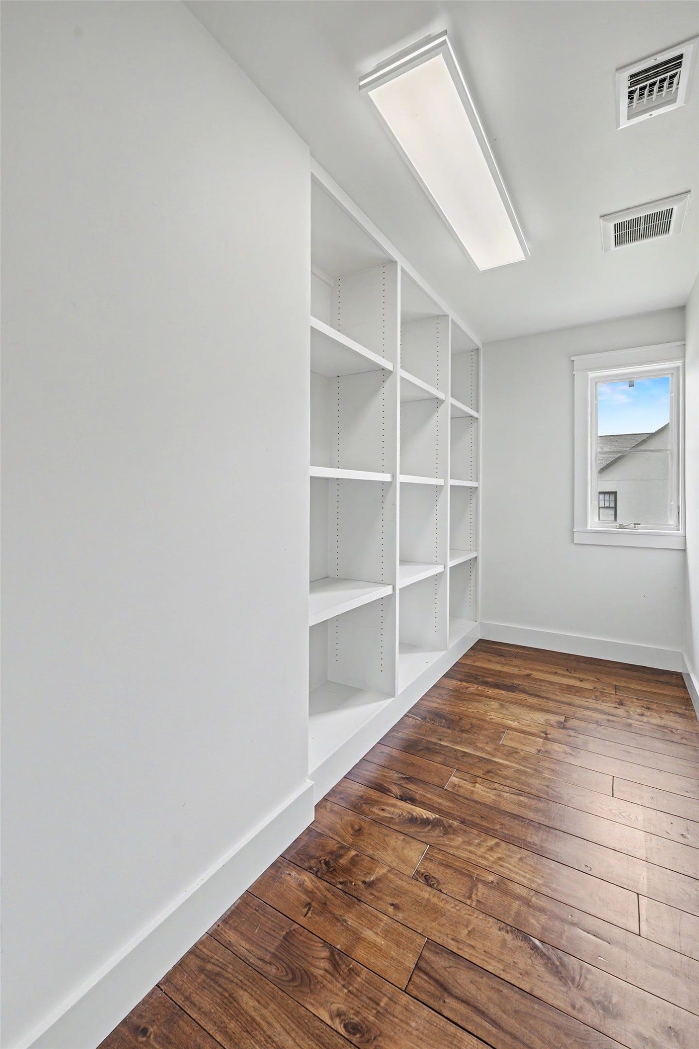 4153 Oberlin Street, West University Place, TX 77005 This large 2nd floor closet includes adjustable built-in shelving, making it easy to customize and maximize storage space.