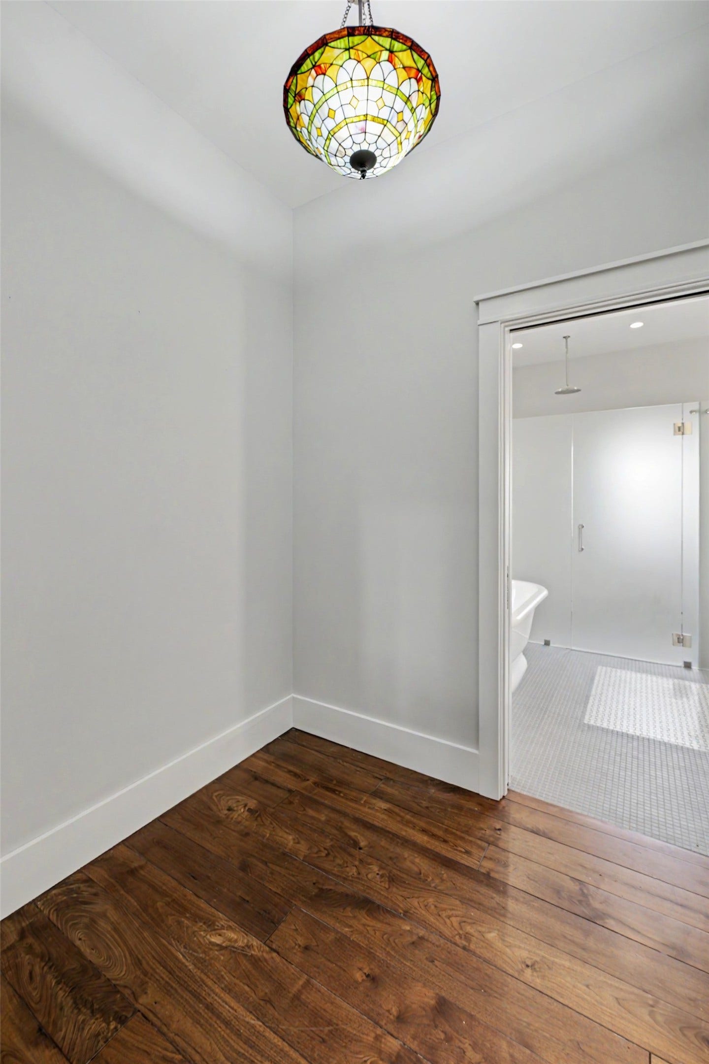 4153 Oberlin Street, West University Place, TX 77005 The primary suite includes a separate dressing area between the bathoom and closet.