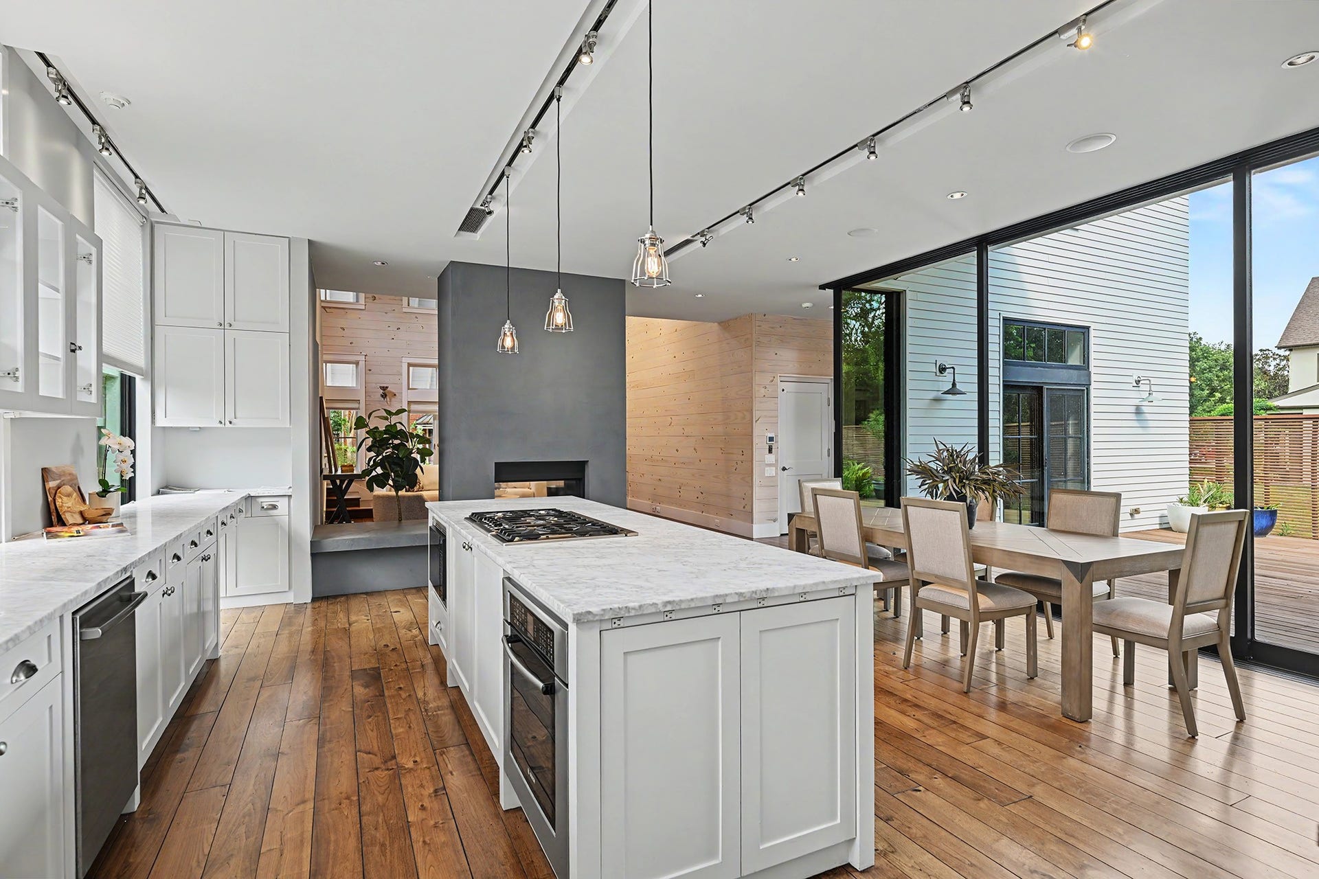 4153 Oberlin Street, West University Place, TX 77005 Whether preparing everyday meals or entertaining guests, you'll appreciate the kitchen's stainless steel appliances, gas cooktop, plentiful storage, generous counter space, under-cabinet lighting, and classic fixtures.