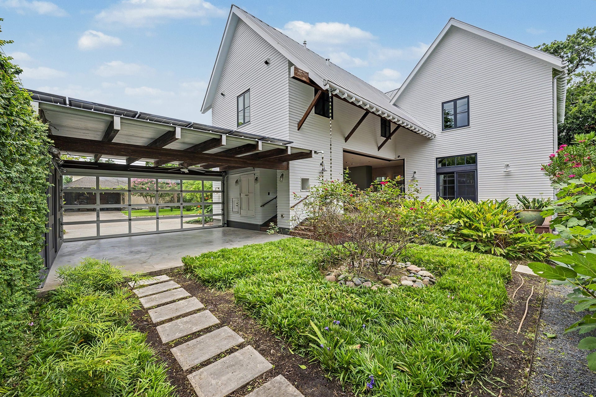 4153 Oberlin Street, West University Place, TX 77005 The open garage space offers flexibility as a covered outdoor entertainment area with direct access to the backyard.