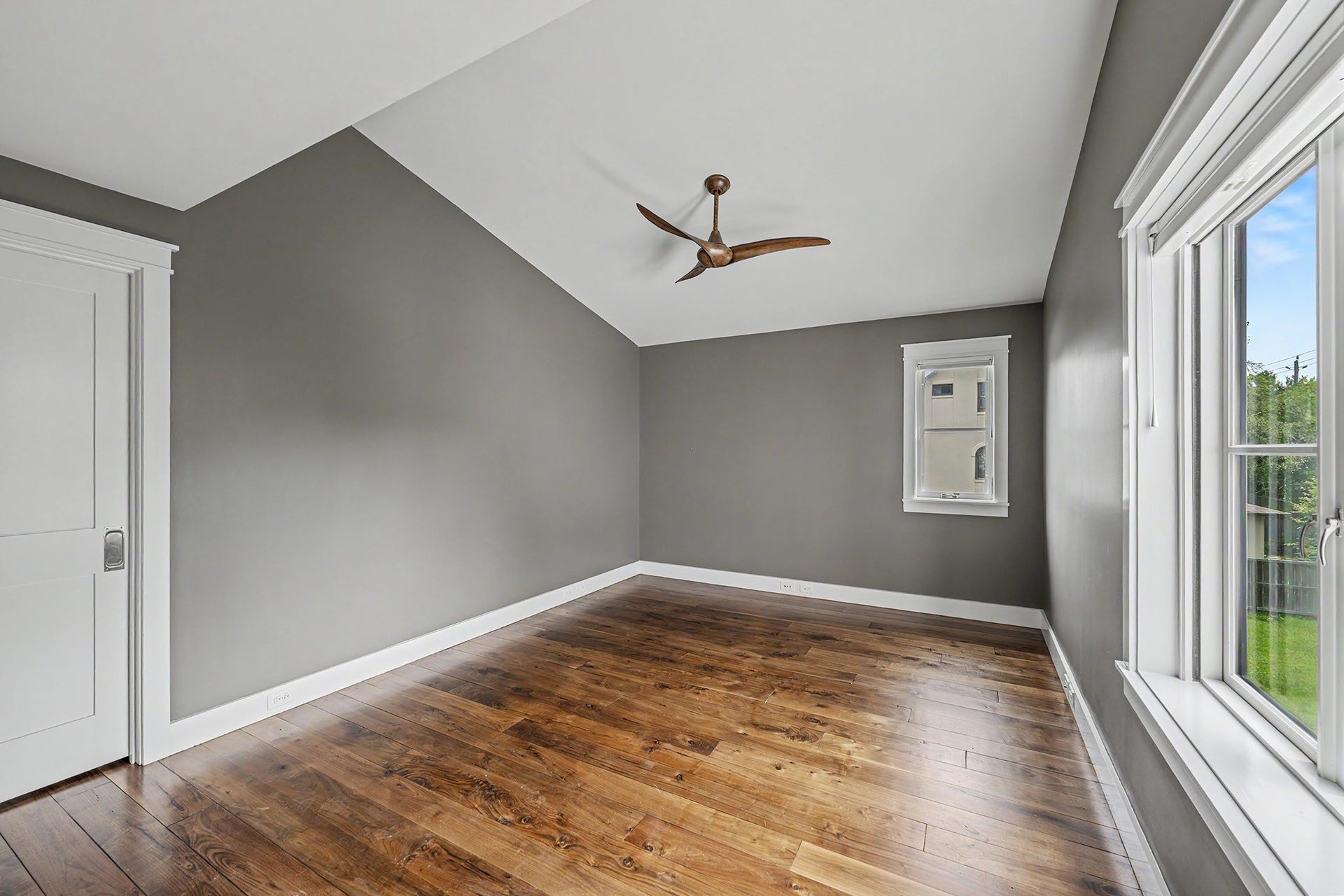 4153 Oberlin Street, West University Place, TX 77005 A versatile 2nd space offers endless possibilities as a home office, study, or family room.