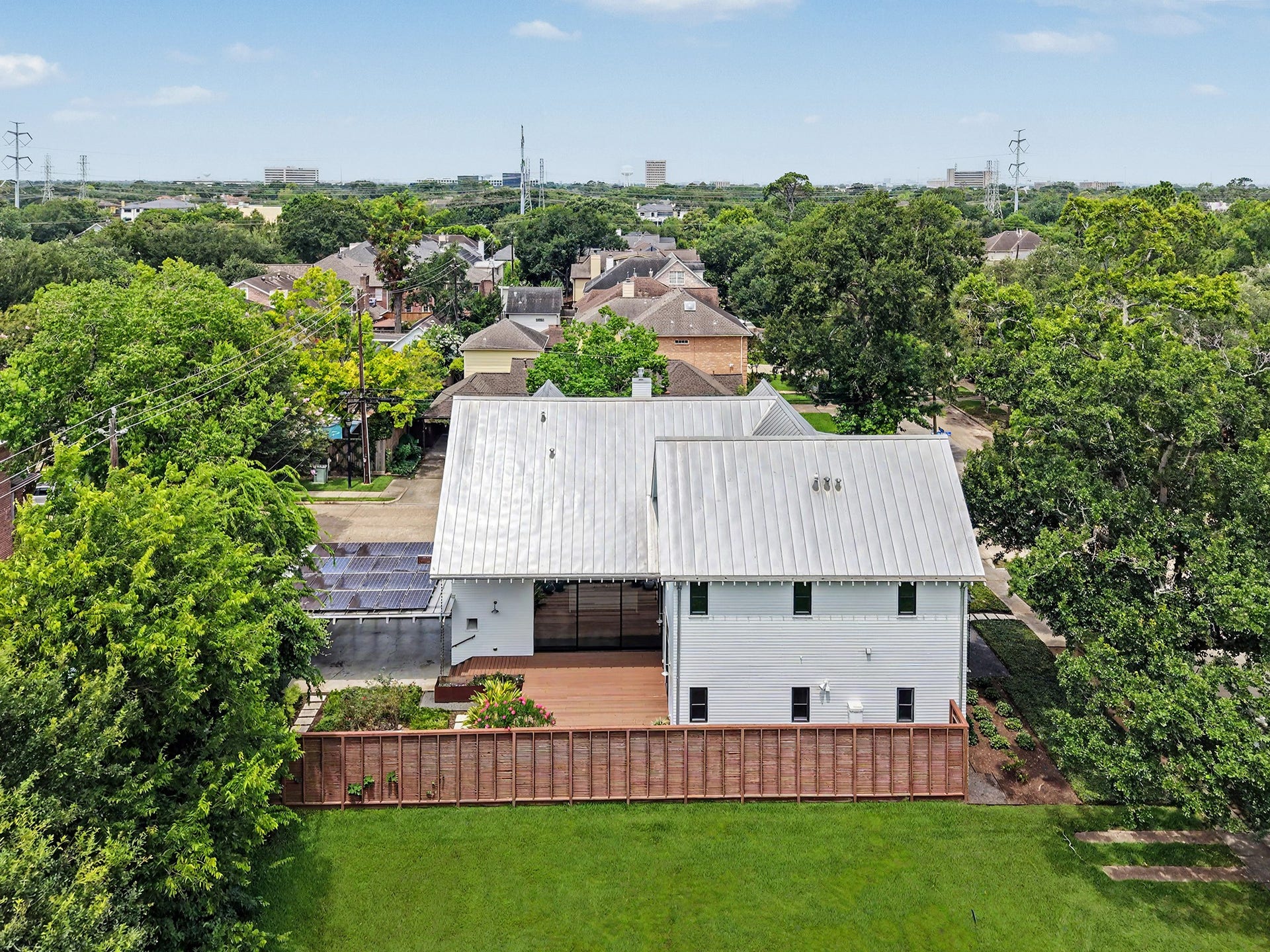 4153 Oberlin Street, West University Place, TX 77005 4135 Oberlin is LEED Gold certified (2015), engineered for exceptional efficiency and a healthier, more sustainable way of living.