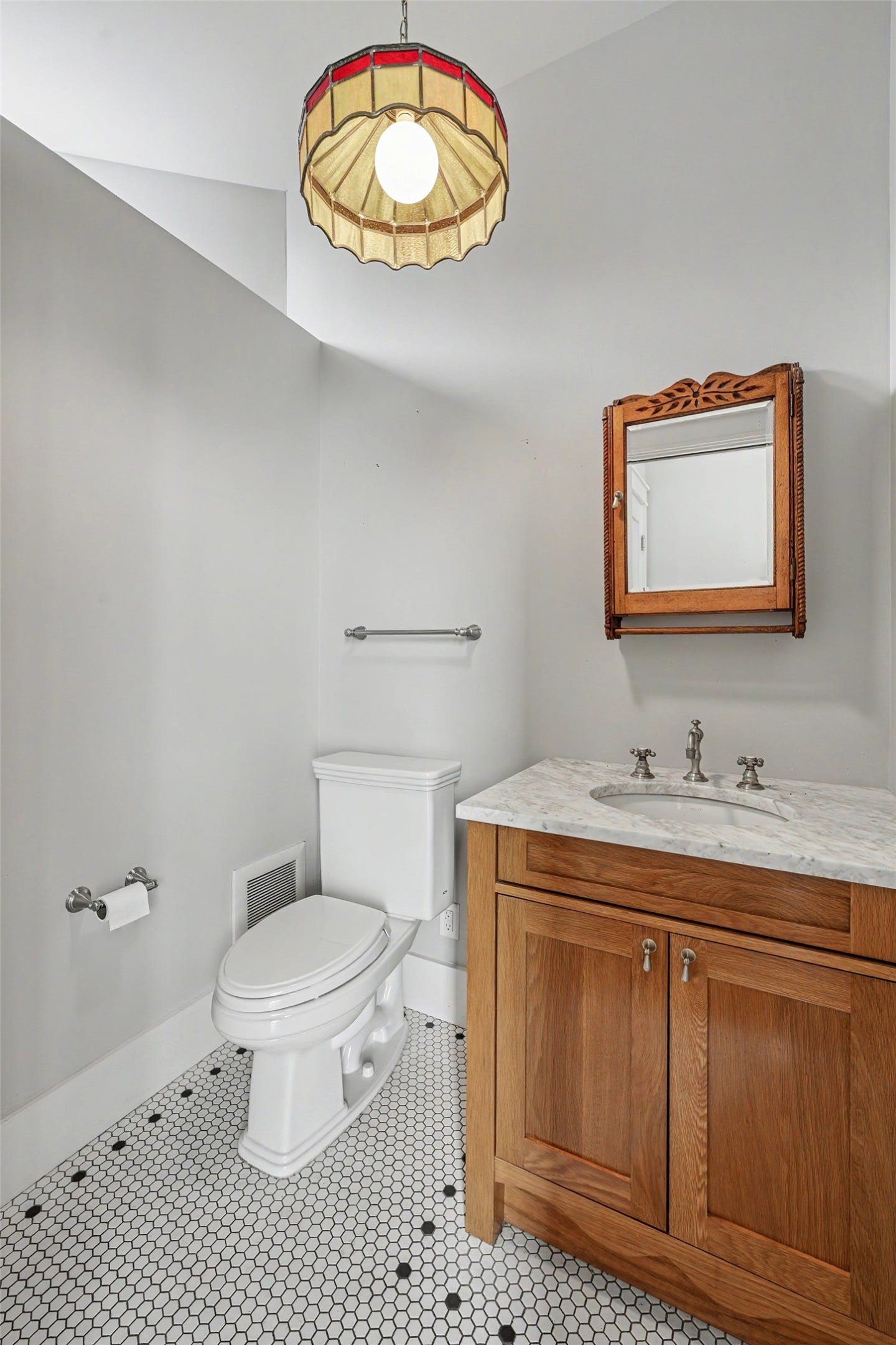 4153 Oberlin Street, West University Place, TX 77005 Convenient 1/2 bath with classic finishes on the 1st floor.