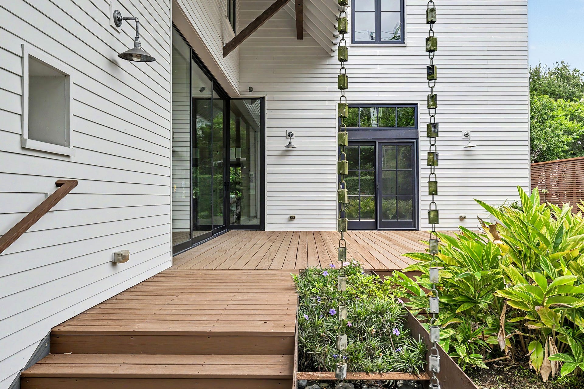 4153 Oberlin Street, West University Place, TX 77005 Built-in planters enhance the outdoor ambiance.