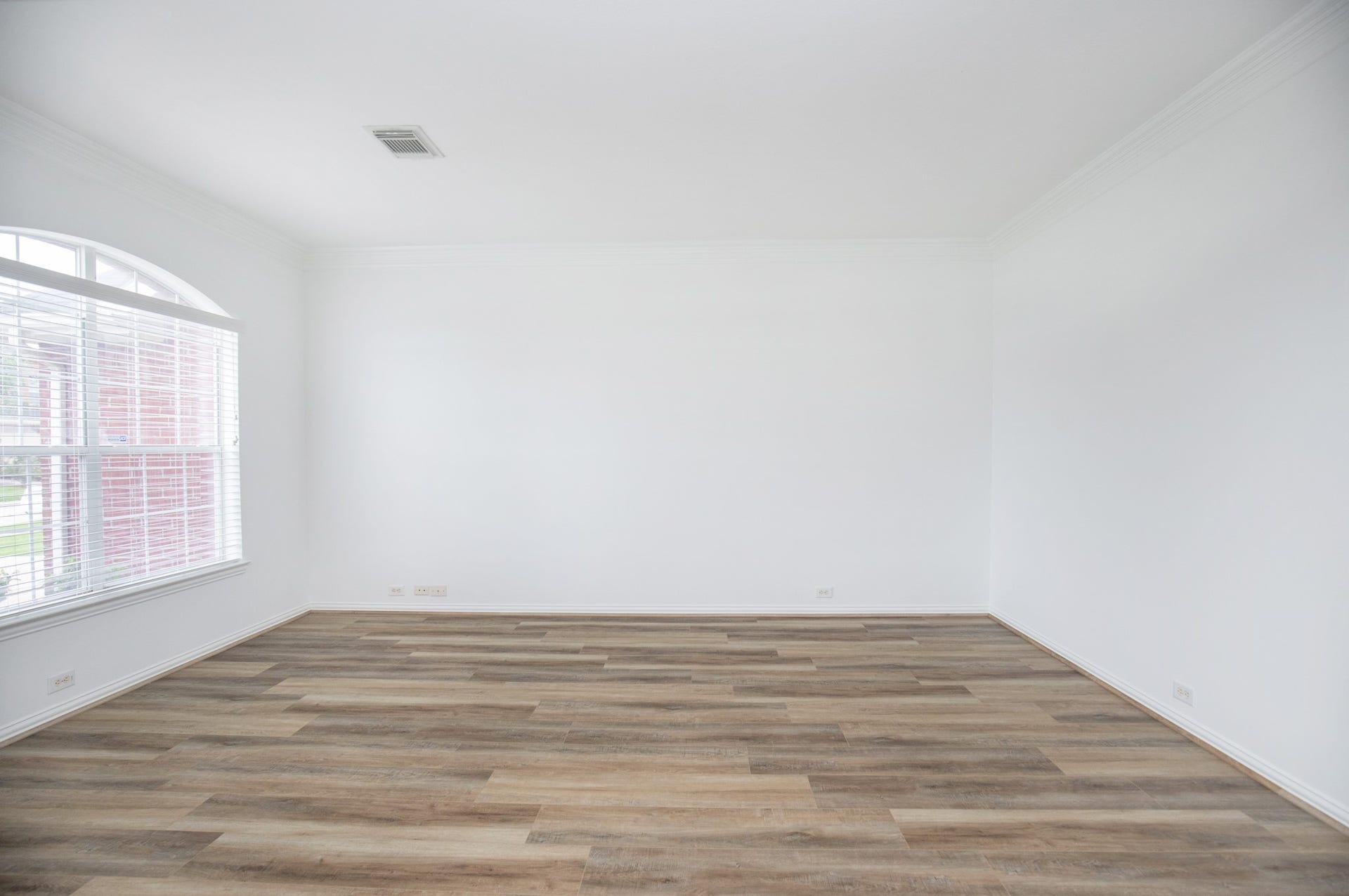 810 Aqua Vista, Richmond, TX 77469 Formal living room with new wood-like luxury vinyl