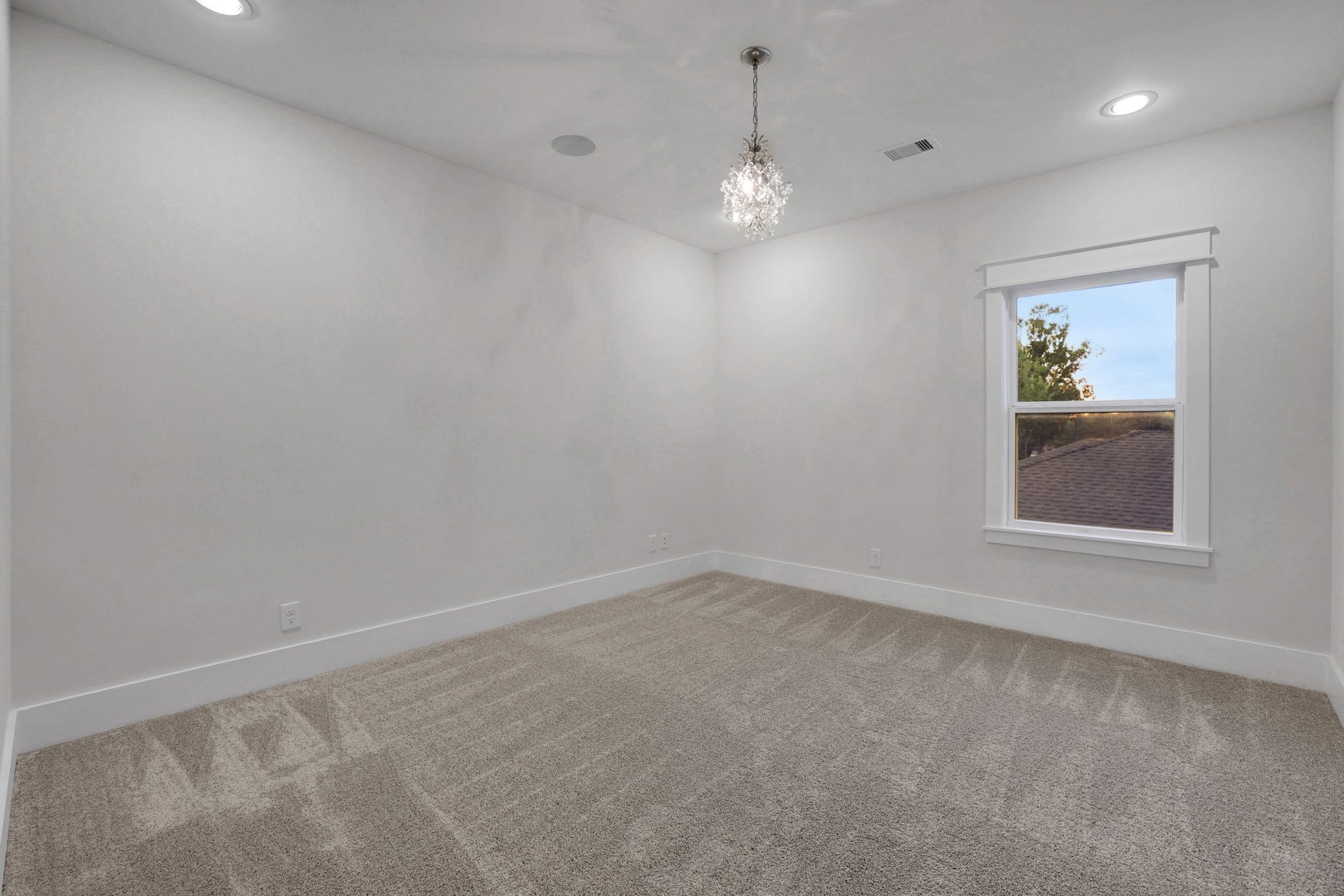 8558 Ridgepoint Drive, Houston, TX 77055 The unfurnished view shows flexible floor space.