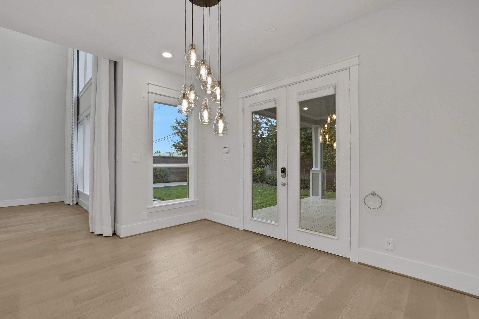 8558 Ridgepoint Drive, Houston, TX 77055 A bright spot for everyday dining just off the kitchen.