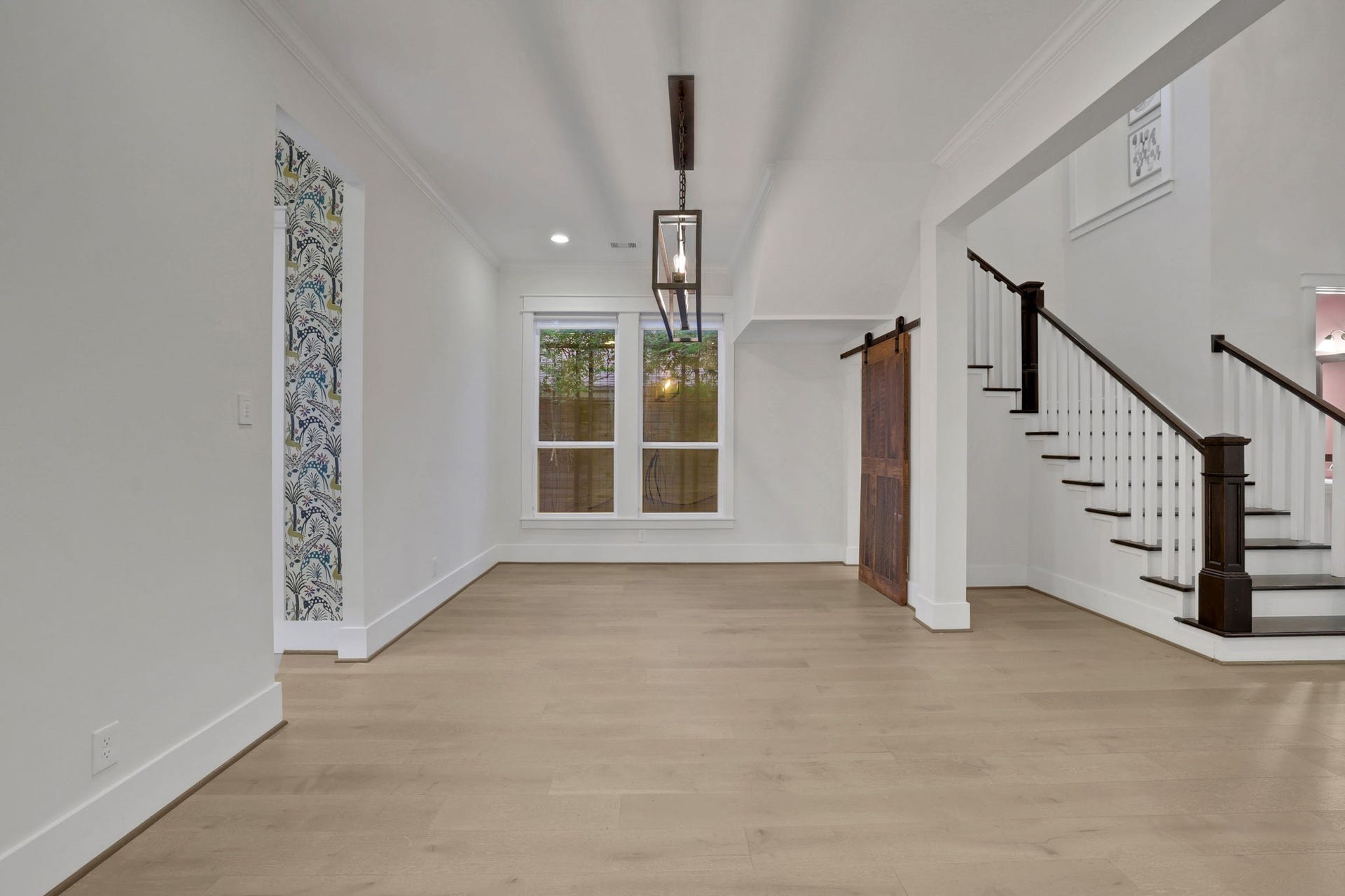 8558 Ridgepoint Drive, Houston, TX 77055 Glass doors and clear sightlines connect the entry to the main living space.