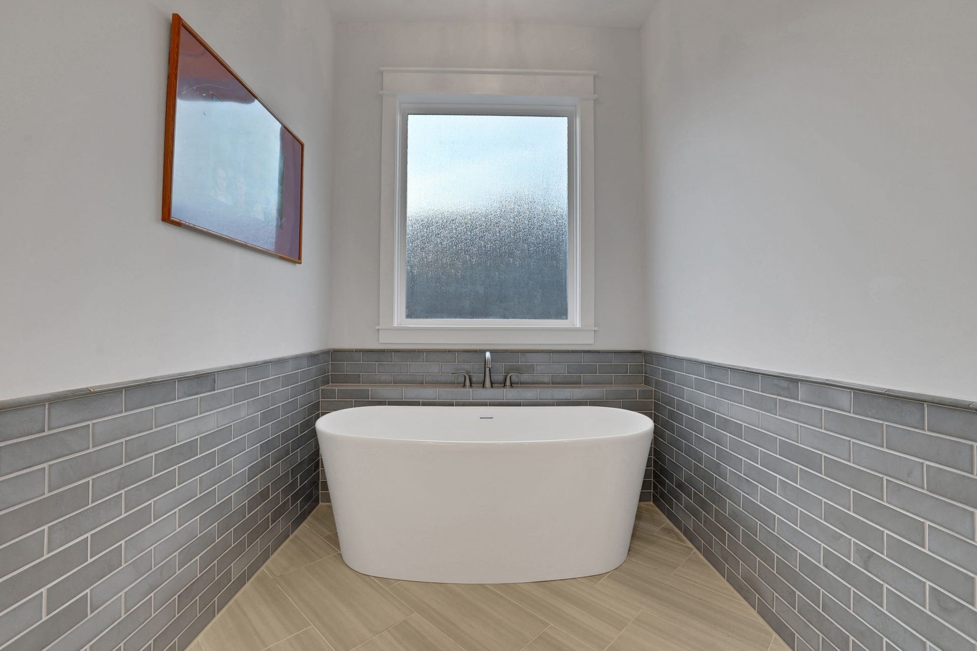 8558 Ridgepoint Drive, Houston, TX 77055 Tile and natural light give the bathing area a calm feel.