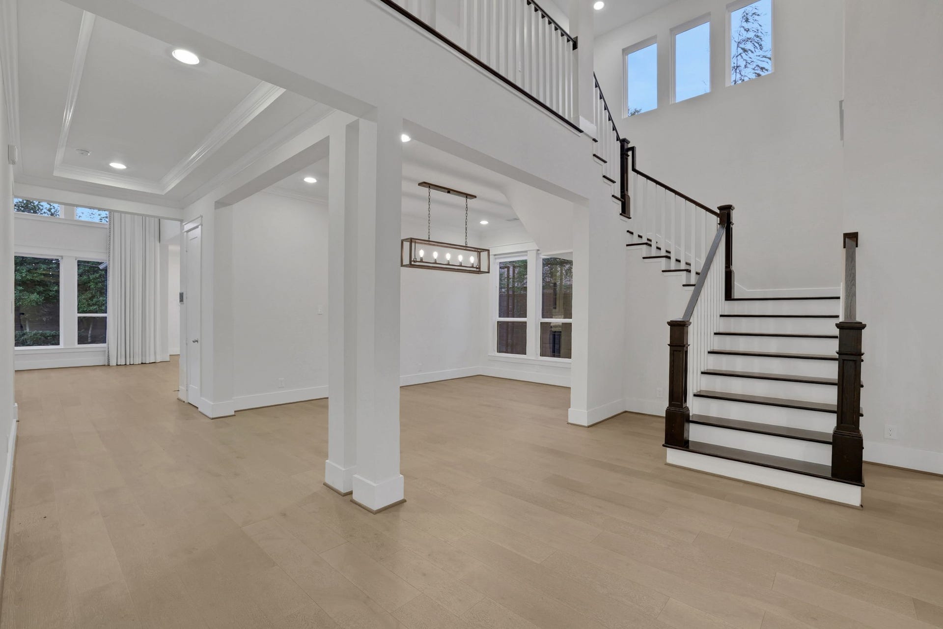 8558 Ridgepoint Drive, Houston, TX 77055 Open sightlines and a staircase anchor the two story entry.