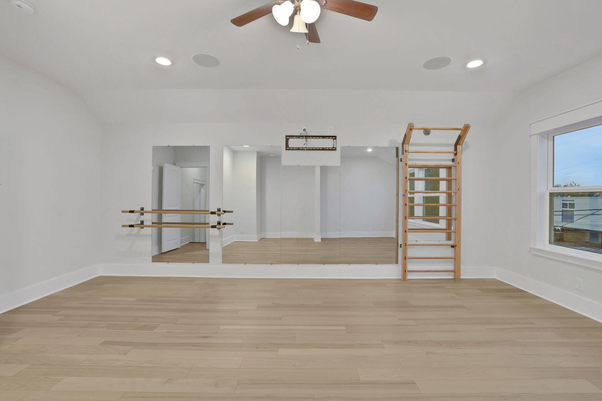 8558 Ridgepoint Drive, Houston, TX 77055 An unfurnished view of the same flexible room.