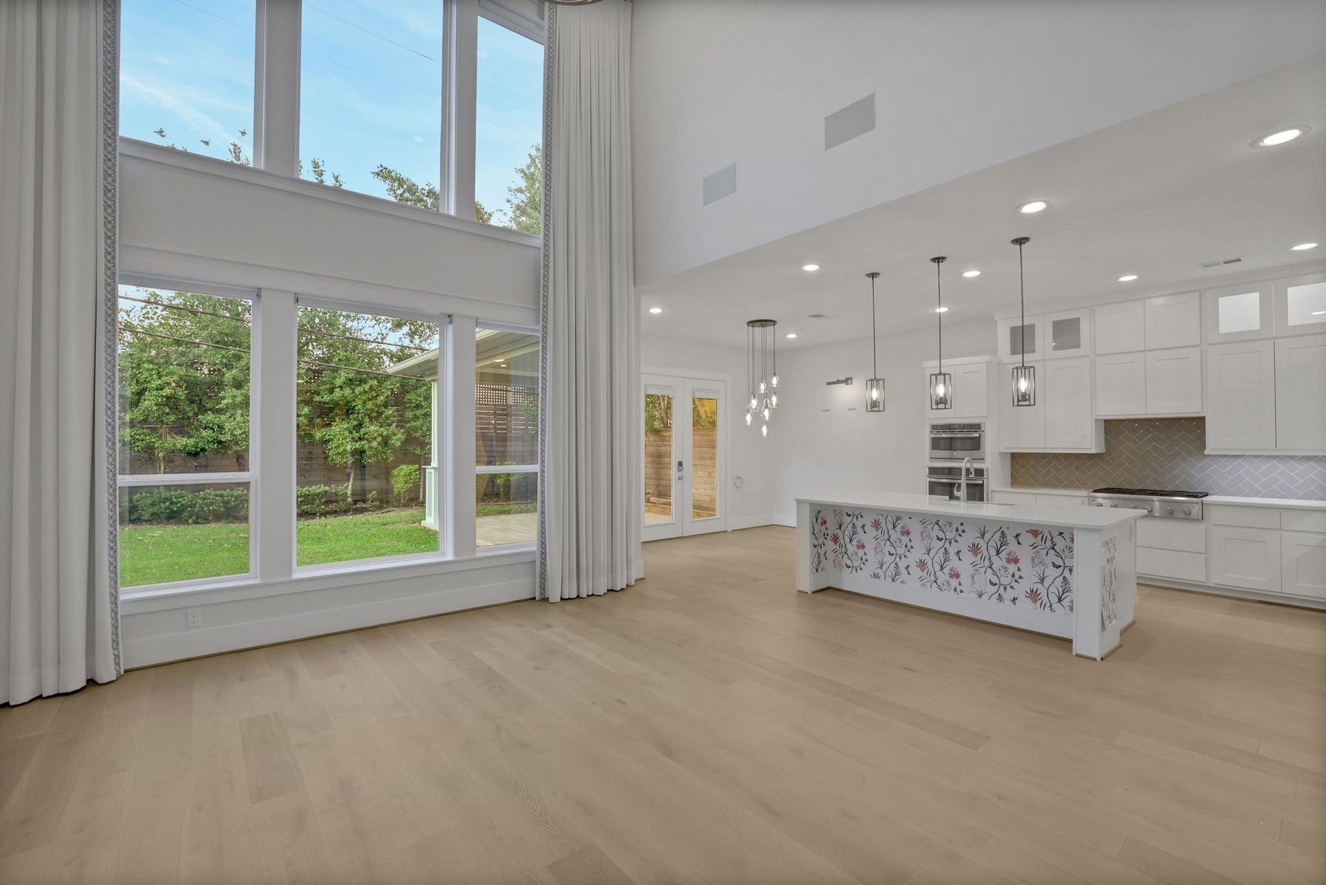 8558 Ridgepoint Drive, Houston, TX 77055 An unfurnished view reveals the proportions and wall of windows.