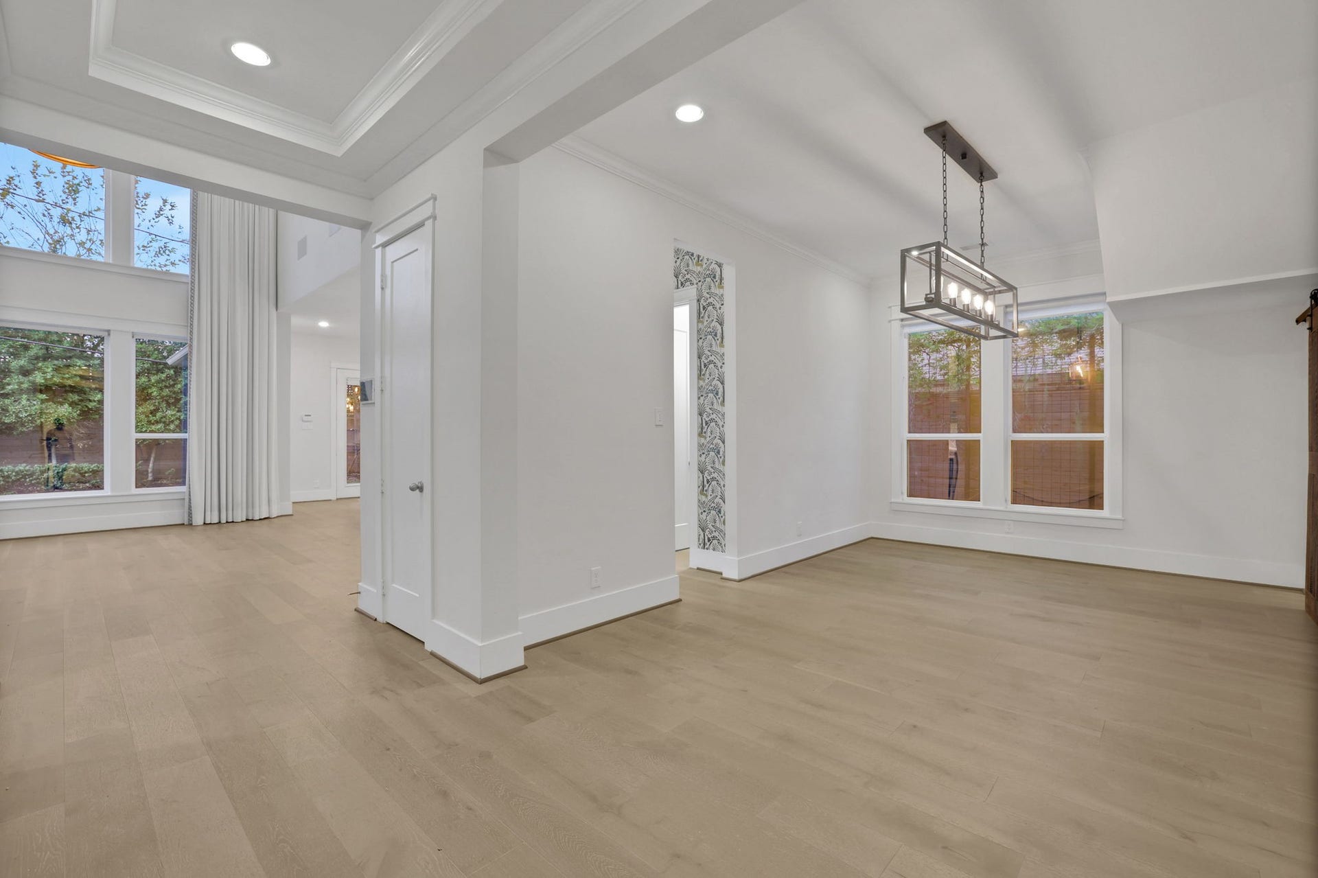 8558 Ridgepoint Drive, Houston, TX 77055 Wide windows and warm flooring keep this room bright.