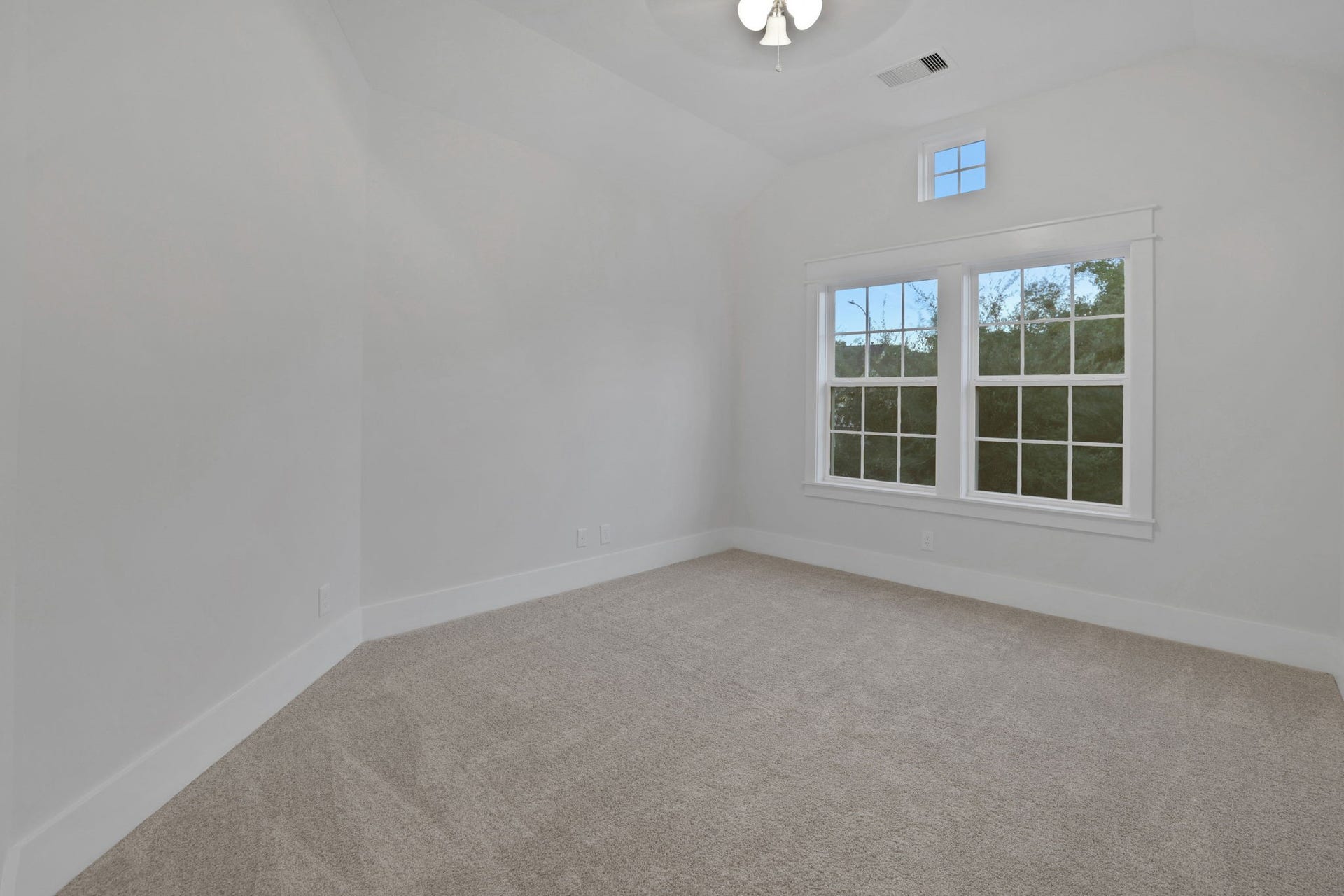 8558 Ridgepoint Drive, Houston, TX 77055 A simple open layout to shape around your needs.