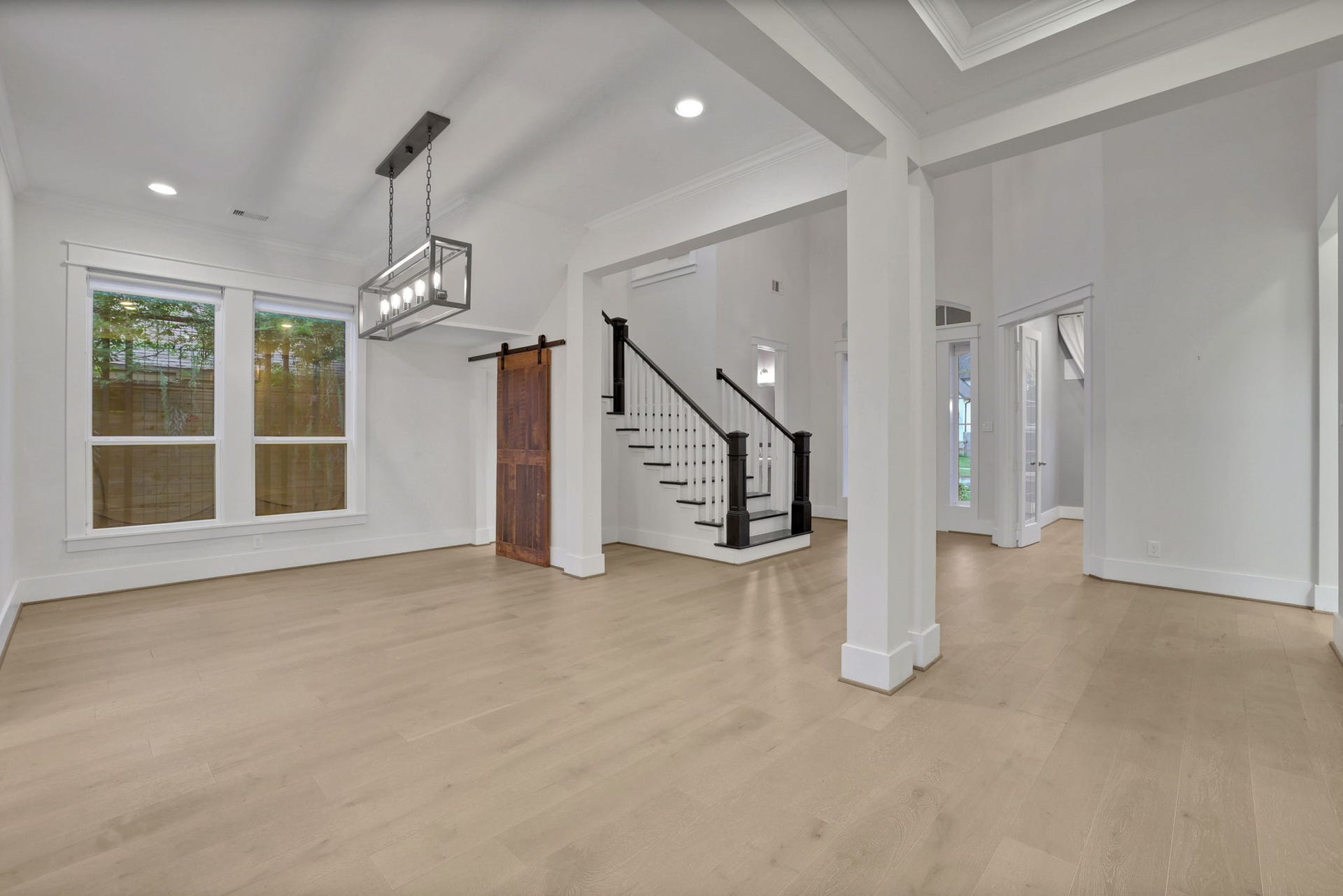 8558 Ridgepoint Drive, Houston, TX 77055 Framed openings keep the main floor connected.