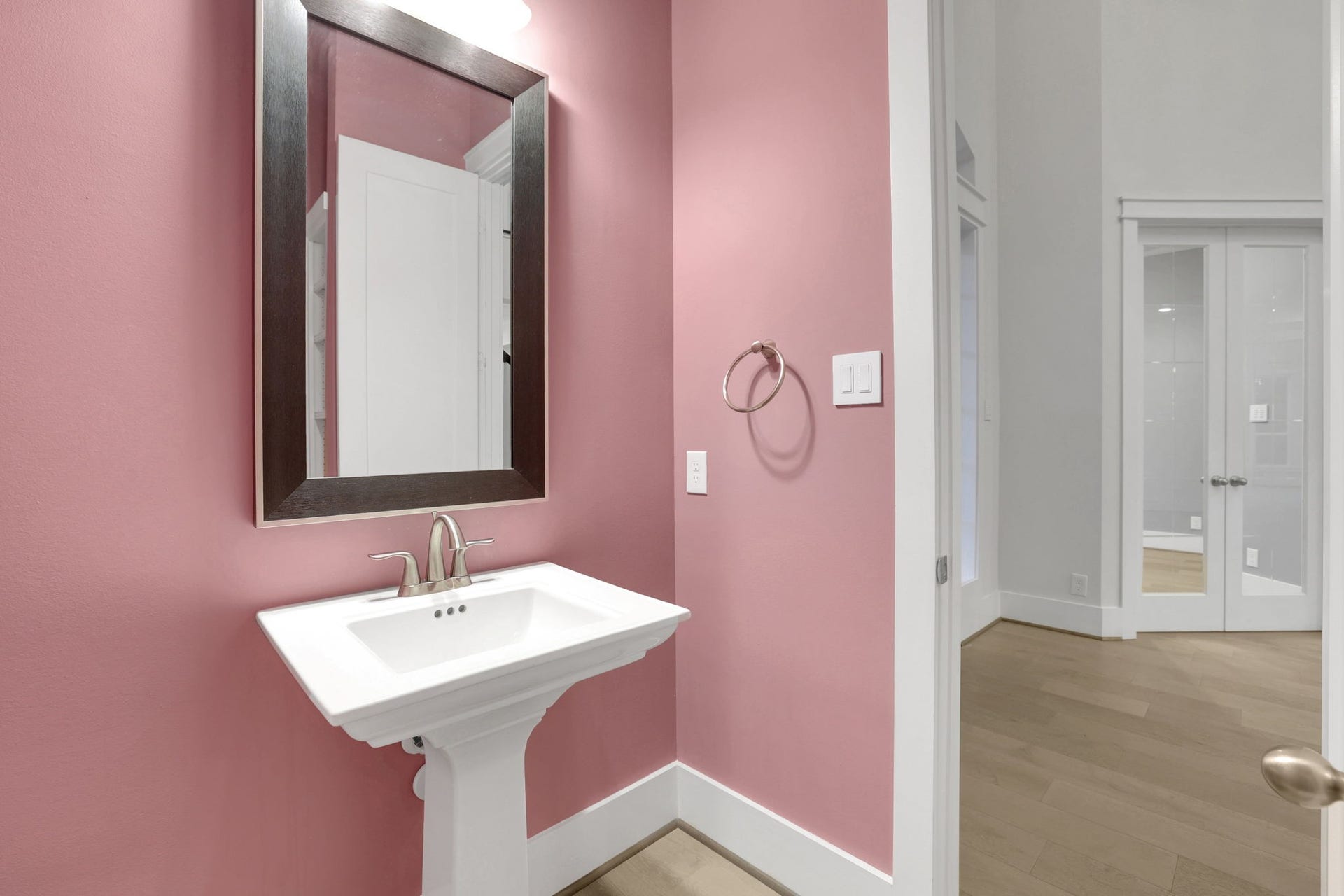 8558 Ridgepoint Drive, Houston, TX 77055 A pedestal sink and framed mirror give the powder bath a bold look.