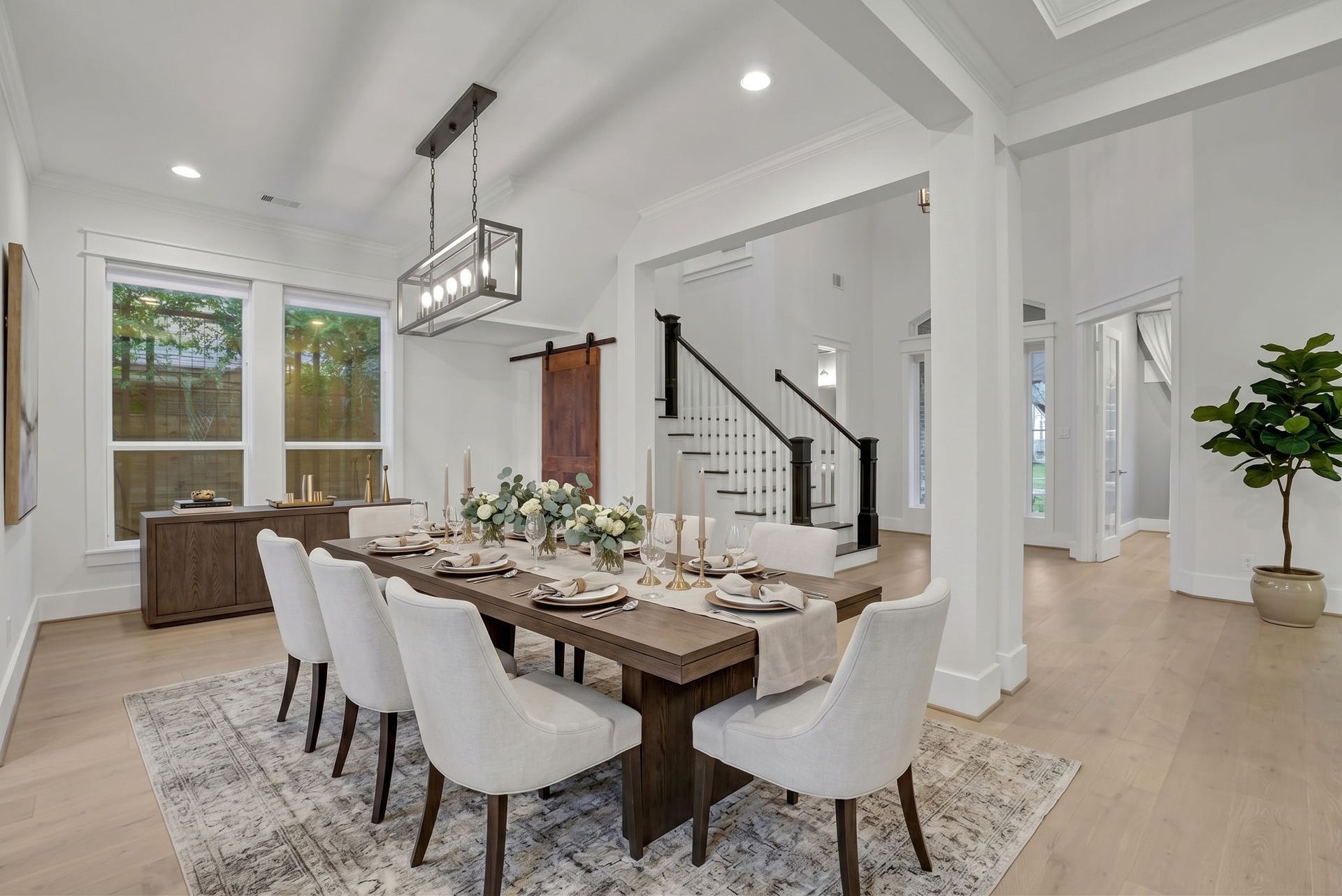 8558 Ridgepoint Drive, Houston, TX 77055 A chandelier and generous wall space set the scene for gathering.