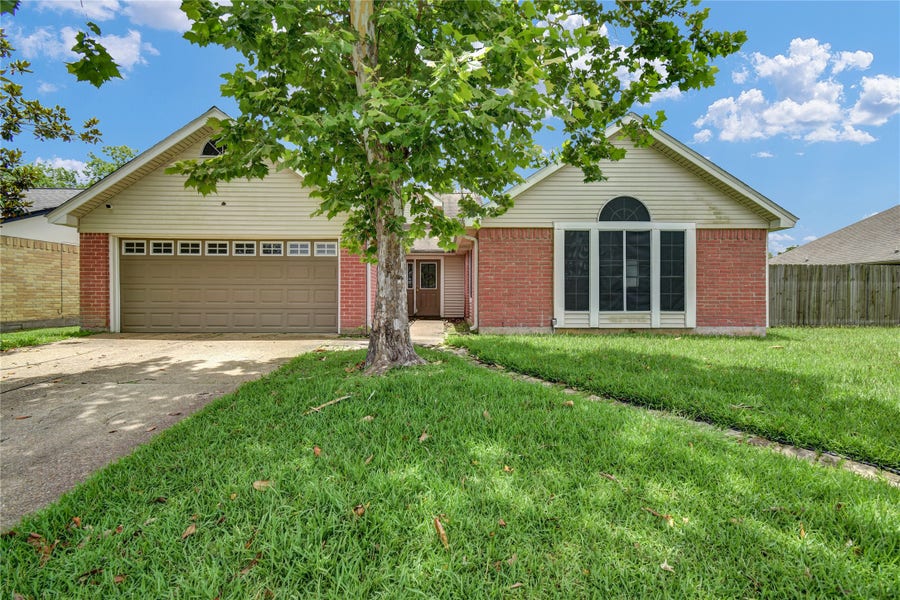 Property photo for 3 Chuckwagon Court, Angleton, TX