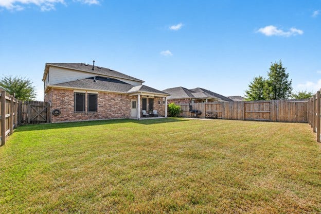 Large backyard: Plenty of room for pool, dogs to run, play equiptment, firepit