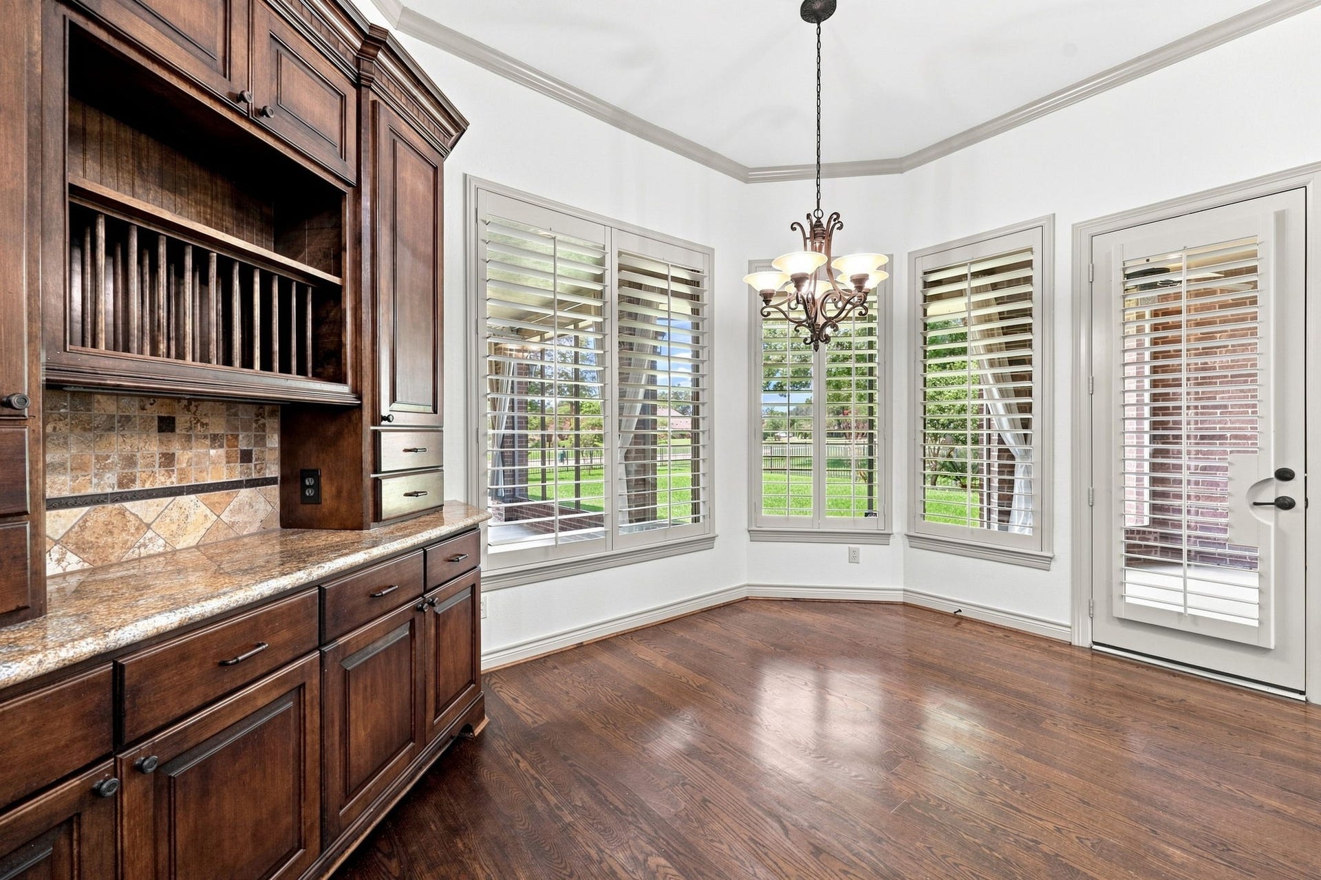 5411 Woodbury Street, Fulshear, TX 77441 The inviting Breakfast area is the perfect spot to start your day, surrounded by an abundance of windows that fill the space with beautiful natural light. Direct access to the screened-in back patio creates a seamless connection to the outdoors and provides a wonderful setting for morning coffee, casual meals, and relaxed gatherings.