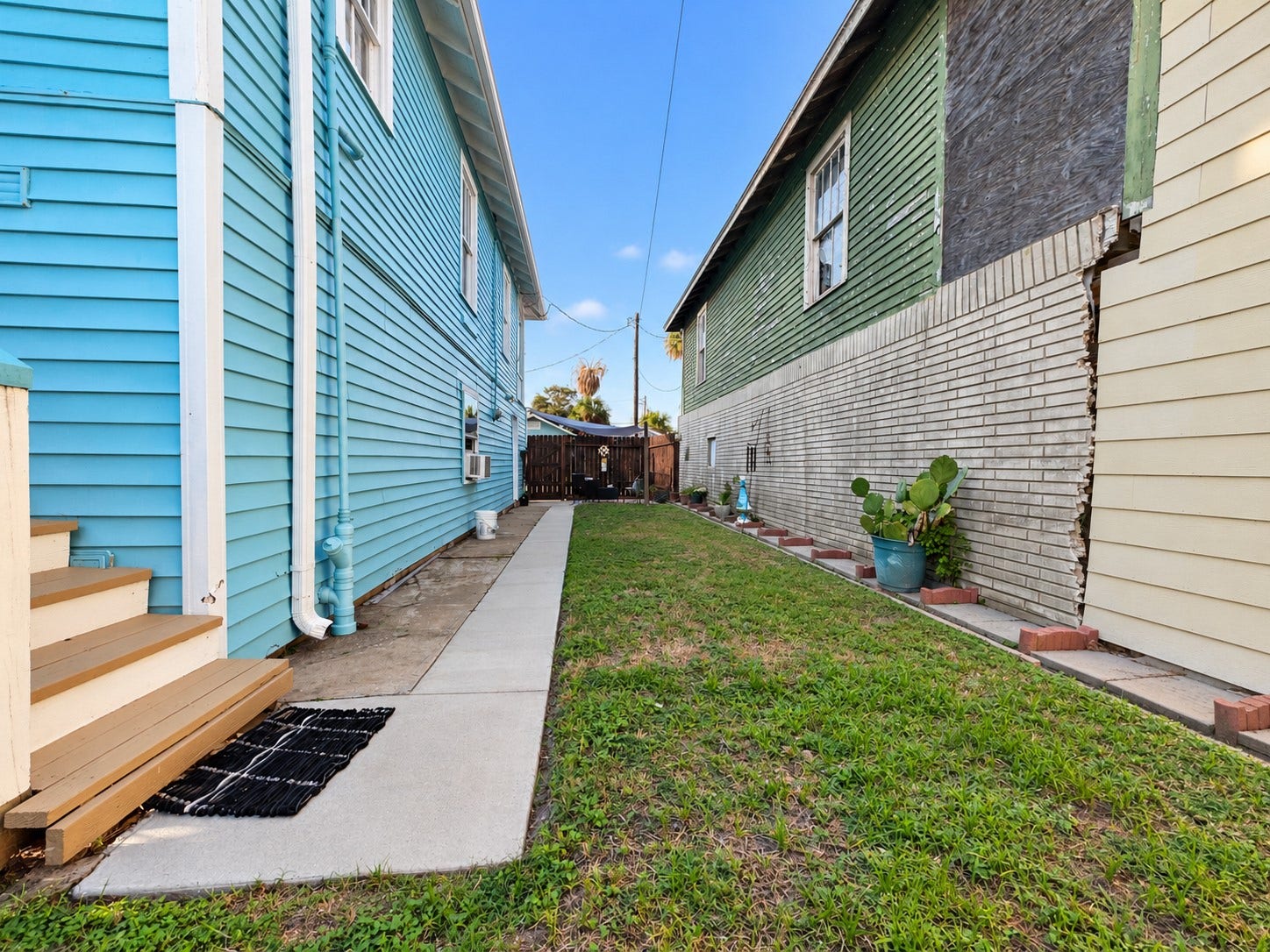 4417 Avenue O 1/2, Galveston, TX 77550 Side Yard