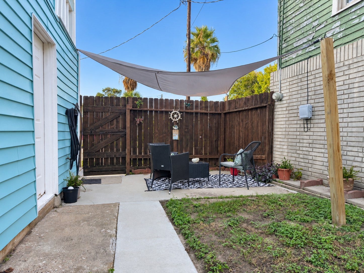 4417 Avenue O 1/2, Galveston, TX 77550 Side yard/Patio