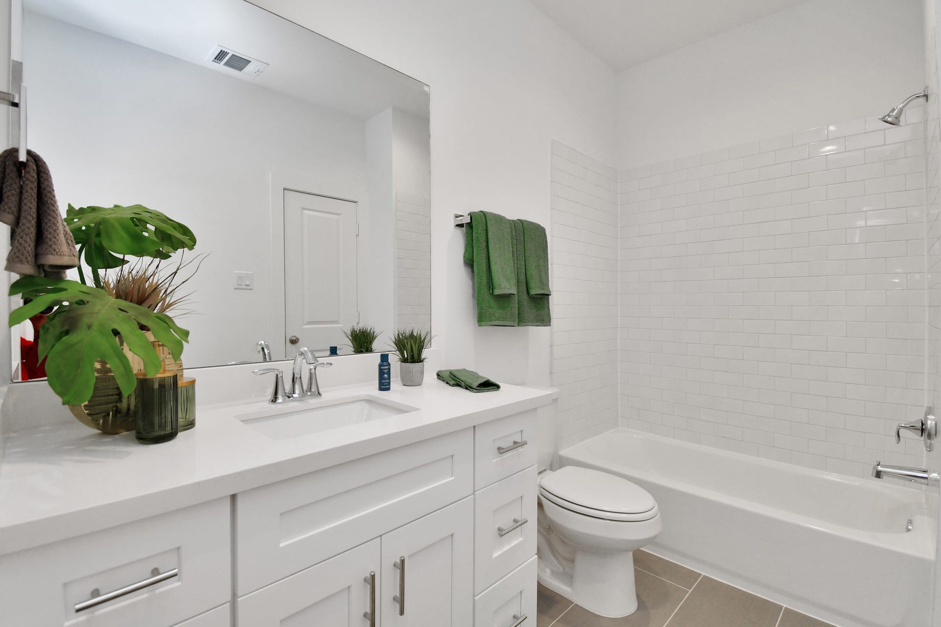 2005 Laverne Hollow Lane, #A, Houston, TX 77080 Full bathroom #2