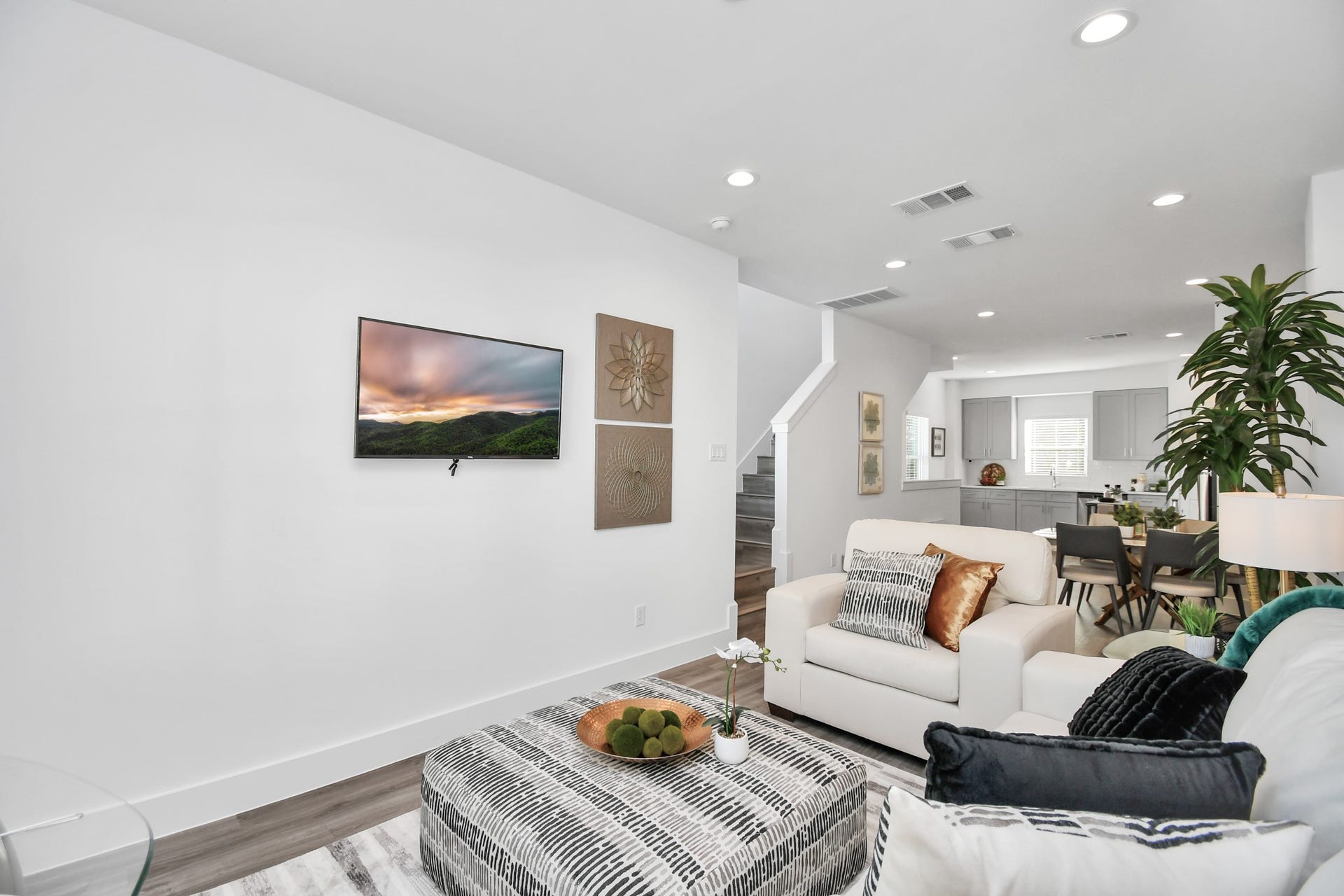 2005 Laverne Hollow Lane, #A, Houston, TX 77080 Second floor Kitchen, Dinning and Living area