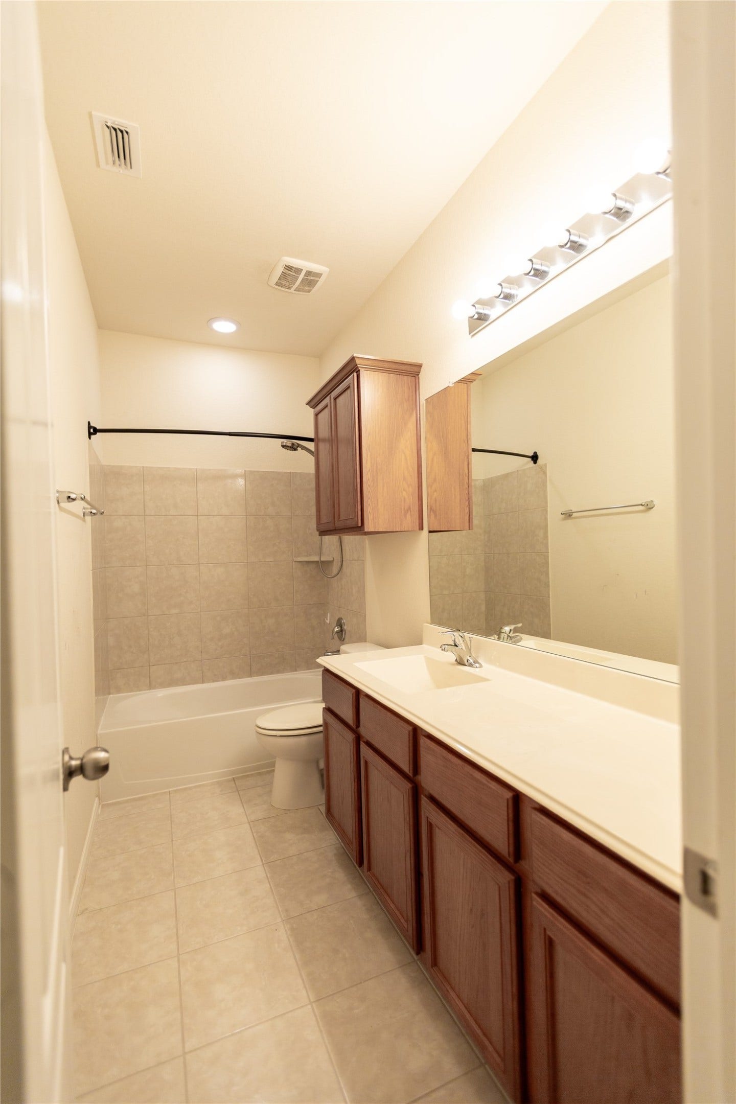 21014 Brunson Falls Drive, Richmond, TX 77407 Full bathroom upstairs next to independent bedroom