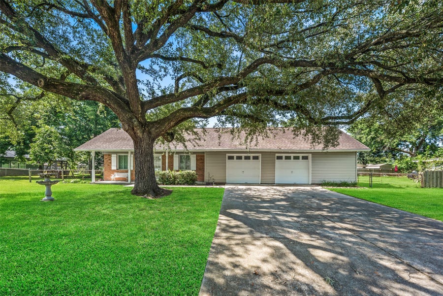 Property photo for 613 Grantham Road, Baytown, TX