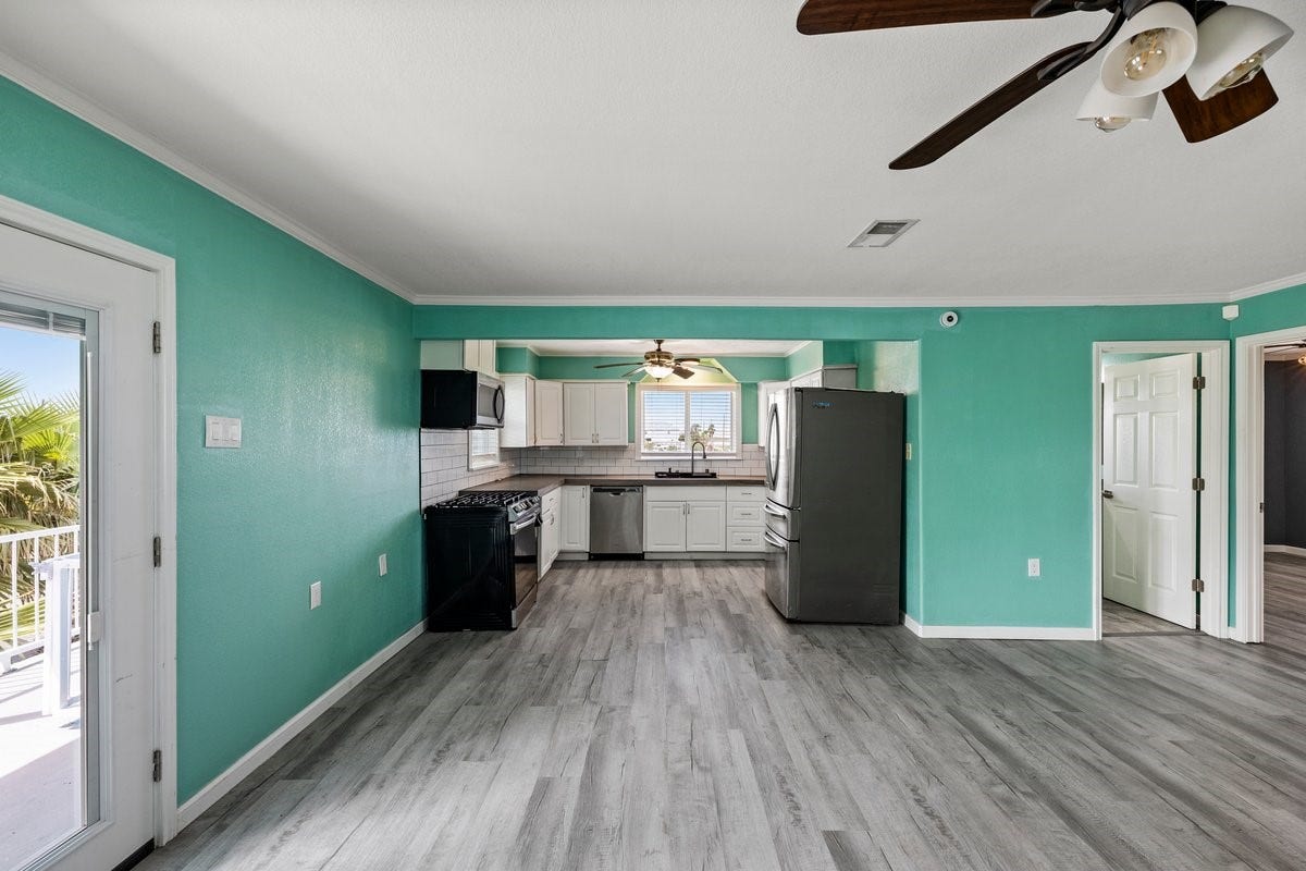 7210 Beau Terre Street, Hitchcock, TX 77563 Open concept kitchen/ living spaces