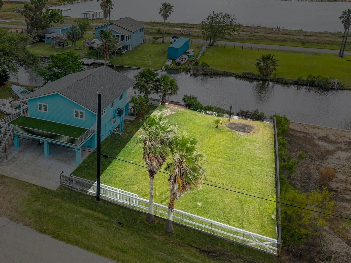 7210 Beau Terre Street, Hitchcock, TX 77563 Extra lot is sold together