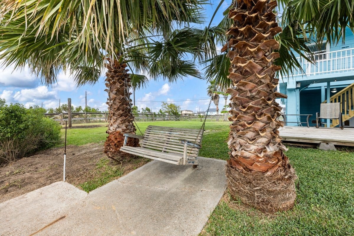 7210 Beau Terre Street, Hitchcock, TX 77563 Lush landscaping w/mature palm & banana trees