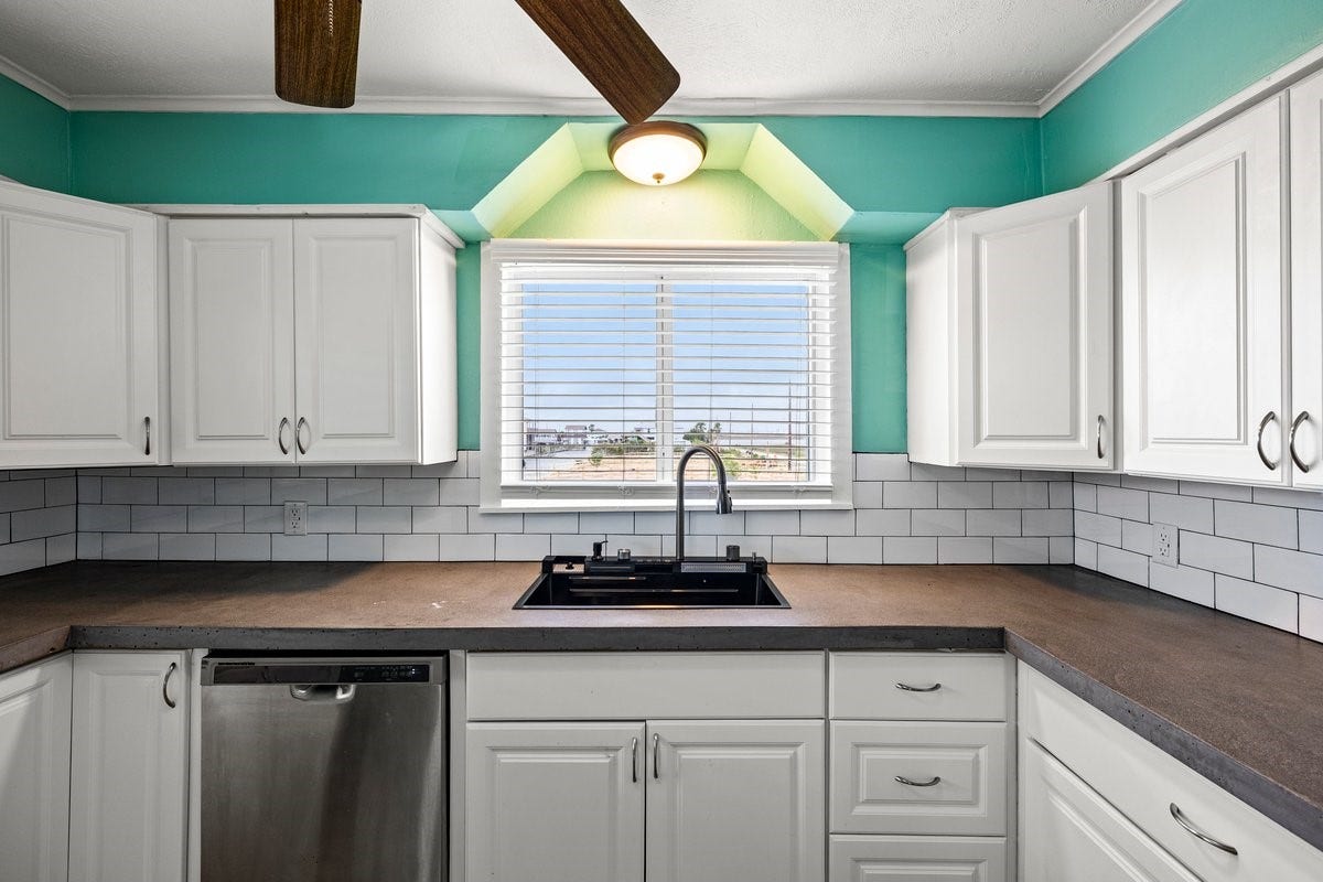 7210 Beau Terre Street, Hitchcock, TX 77563 Custom concrete counter tops