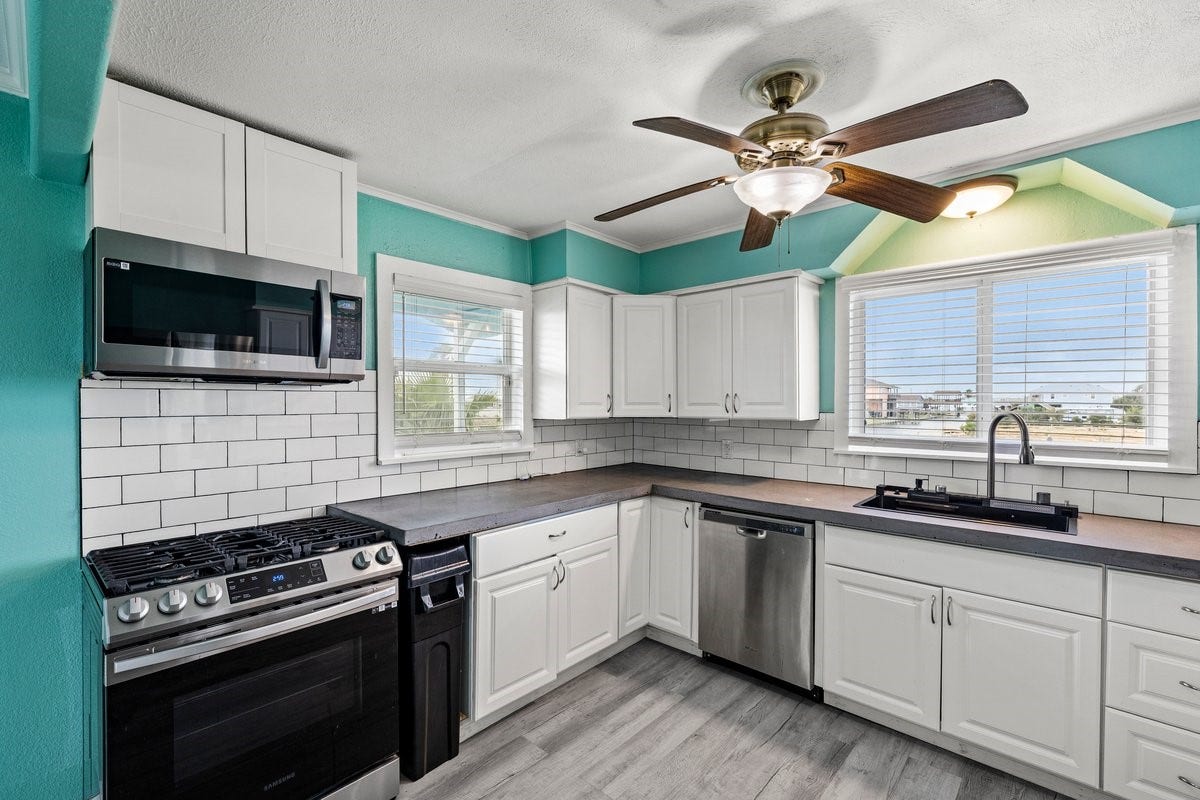 7210 Beau Terre Street, Hitchcock, TX 77563 Updated Kitchen