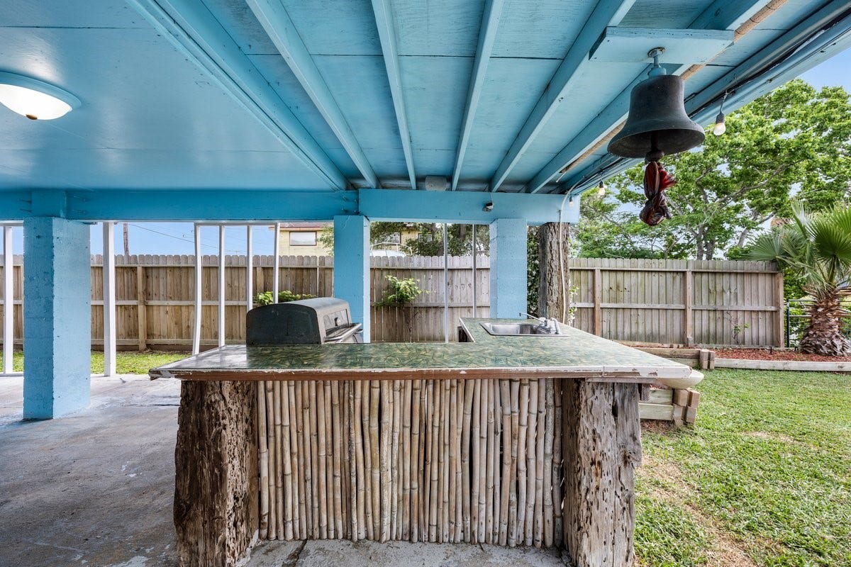 7210 Beau Terre Street, Hitchcock, TX 77563 Outdoor bar & BBQ station