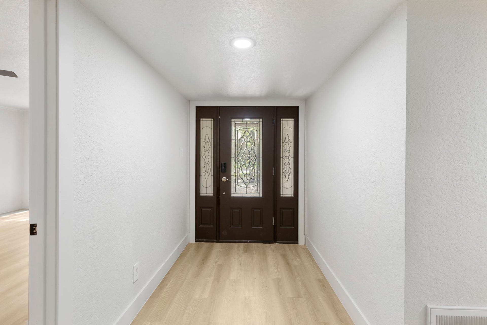 190 Dawns Edge Drive, Montgomery, TX 77356 Beautiful main entrance on the first floor. LVP flooring throughout