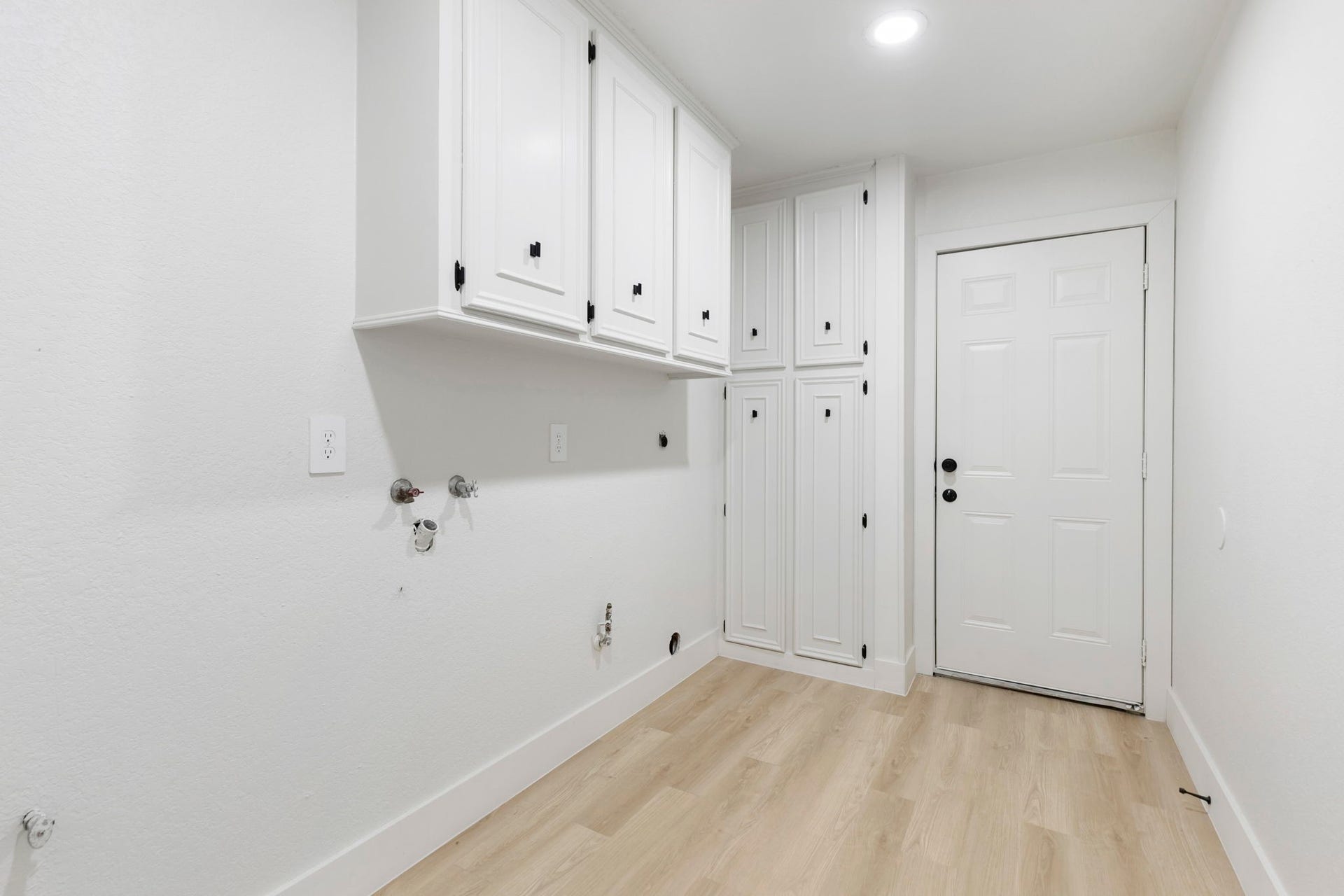 190 Dawns Edge Drive, Montgomery, TX 77356 The utility room offers ample cabinetry to keep cleaning supplies, household essentials, and laundry necessities neatly organized and out of sight.