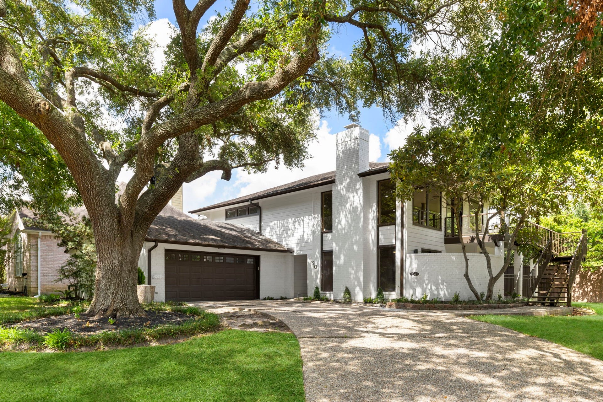 190 Dawns Edge Drive, Montgomery, TX 77356 Great curb appeal on a spacious corner lot surrounded by mature trees. An extra-long driveway provides ample parking and leads to the two-car garage.