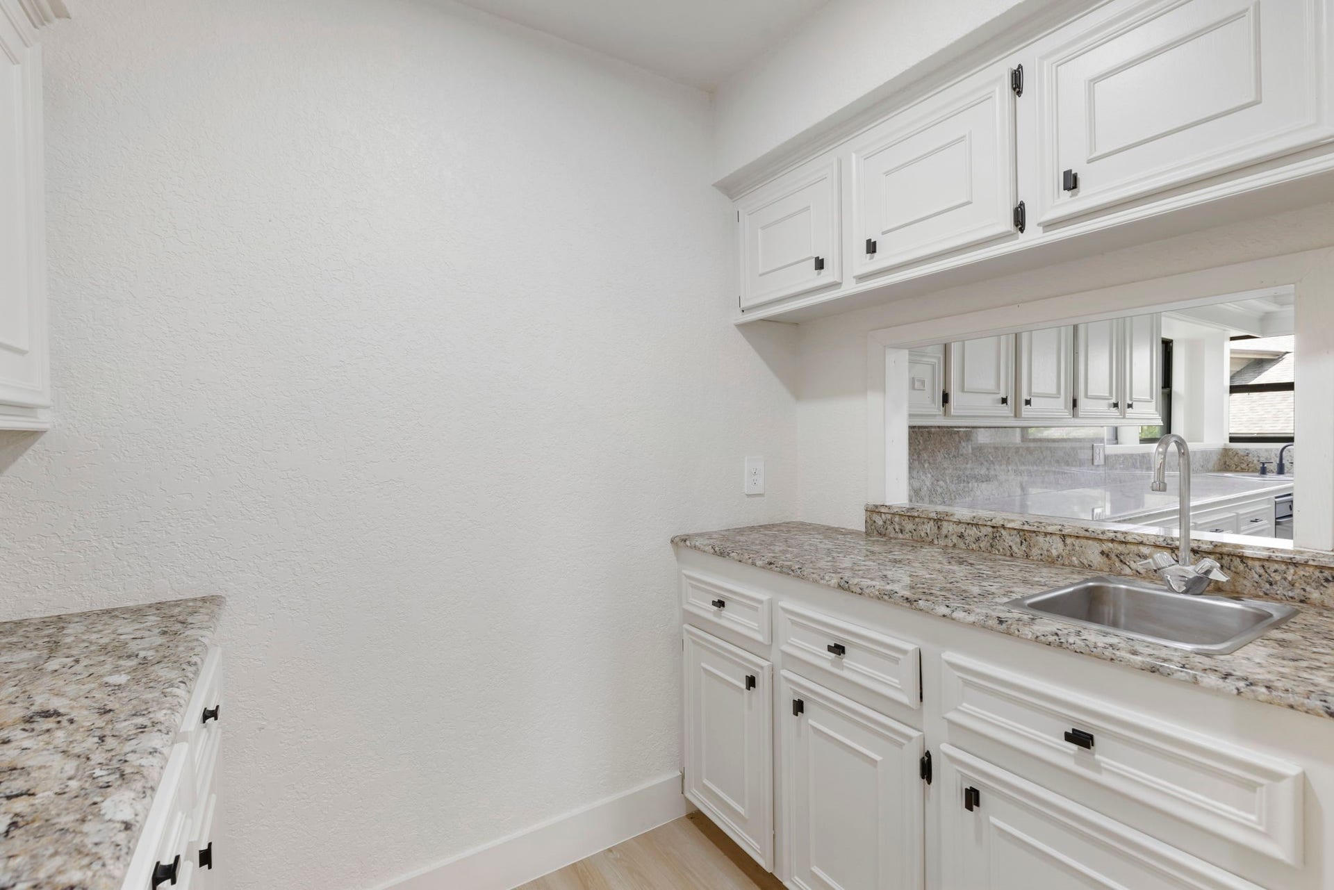 190 Dawns Edge Drive, Montgomery, TX 77356 Ready for margaritas and pia coladas? The wet bar makes mixing up your favorite drinks and entertaining guests a breeze.