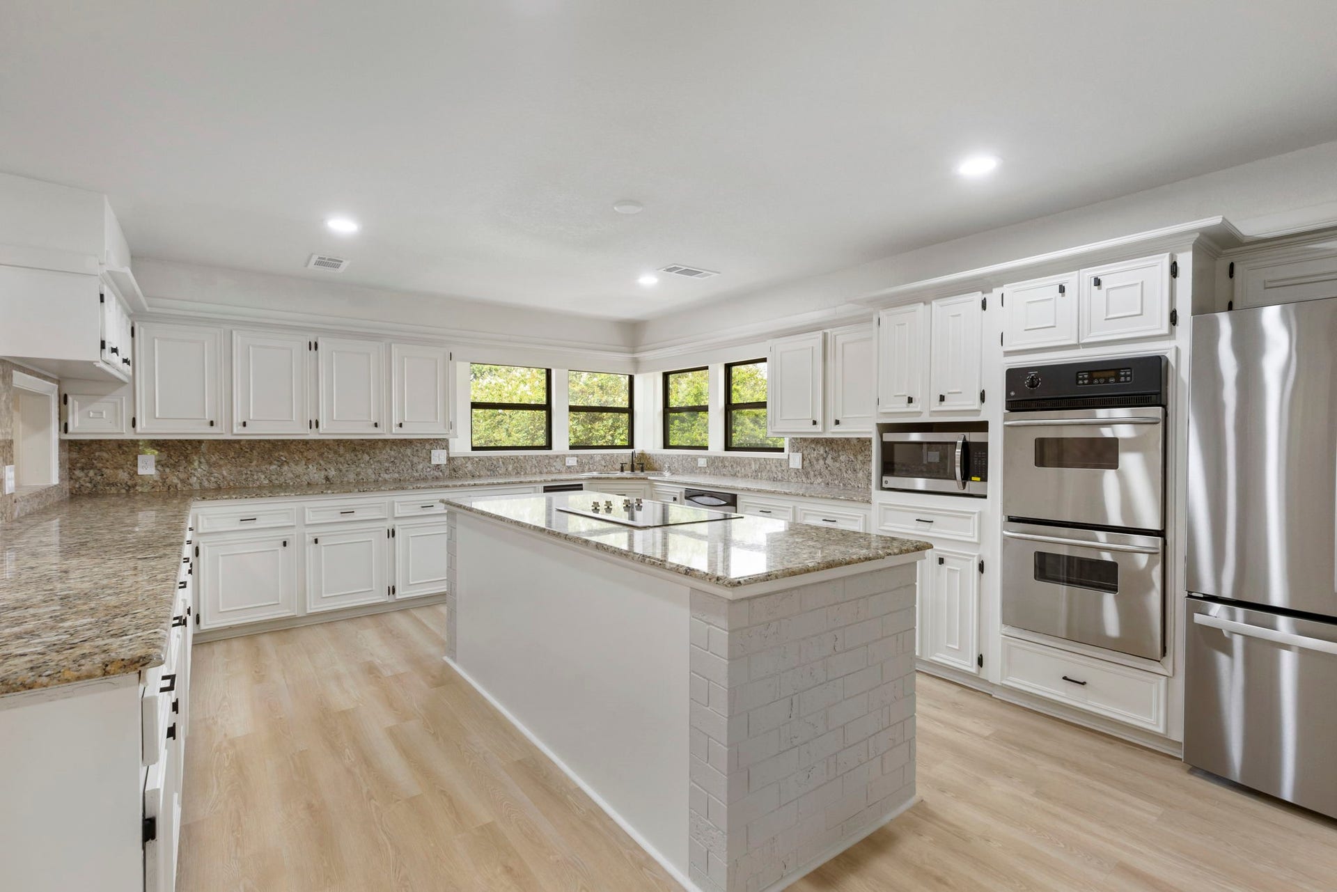 190 Dawns Edge Drive, Montgomery, TX 77356 A spacious kitchen equipped with double ovens, abundant cabinetry and an island with a cooktop, makes this kitchen perfect for cooking, gathering, and entertaining.