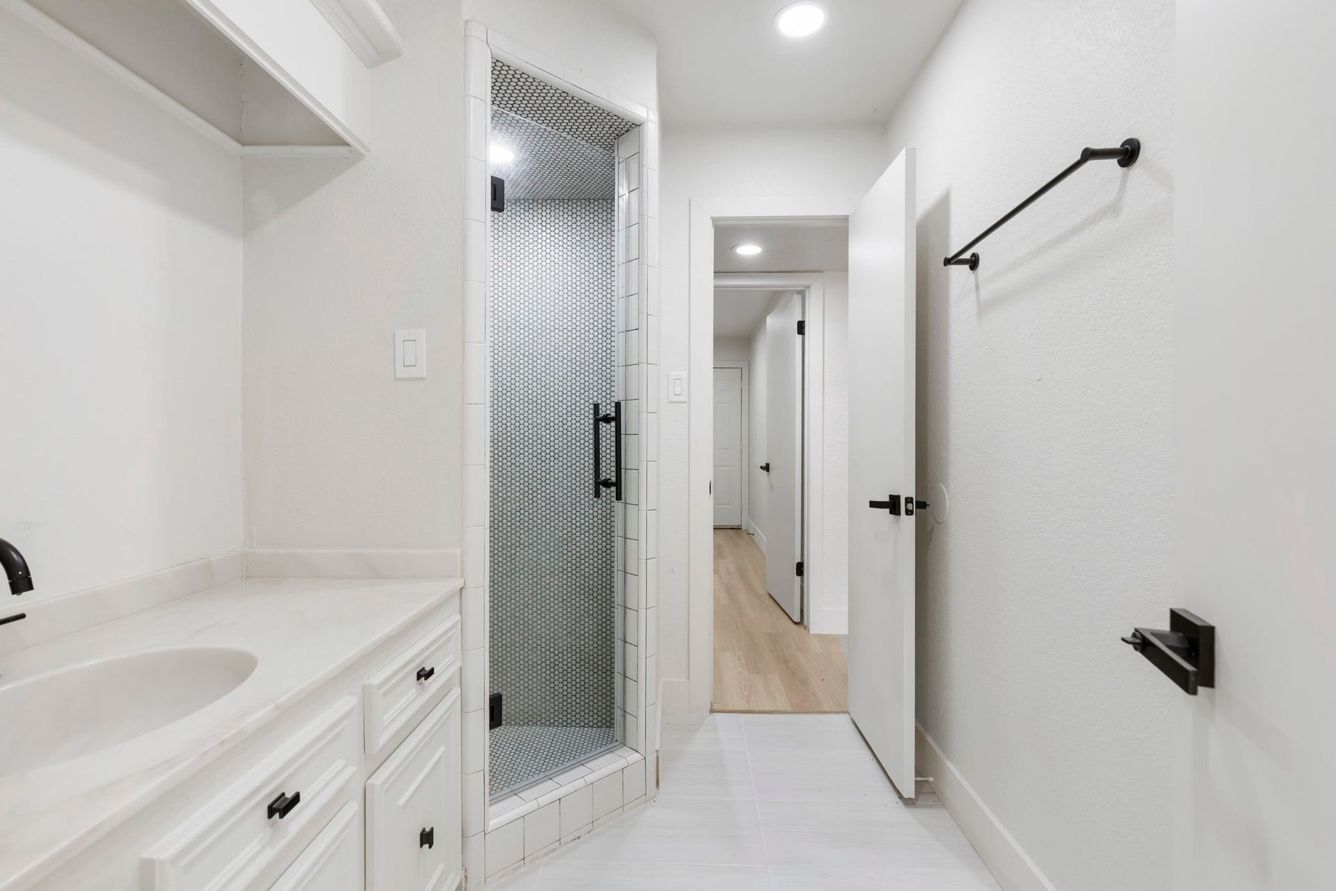 190 Dawns Edge Drive, Montgomery, TX 77356 Another view of the secondary bathroom.