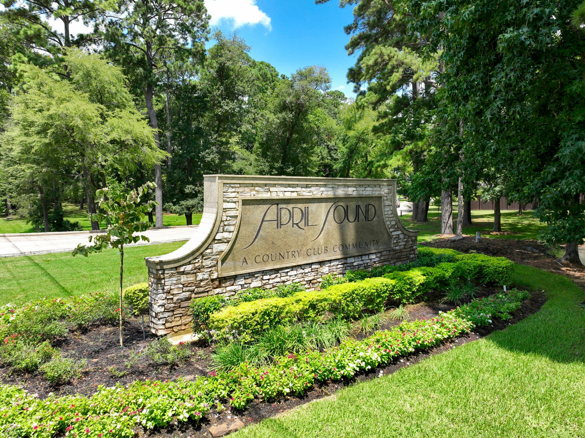 190 Dawns Edge Drive, Montgomery, TX 77356 24-hour manned gated community.