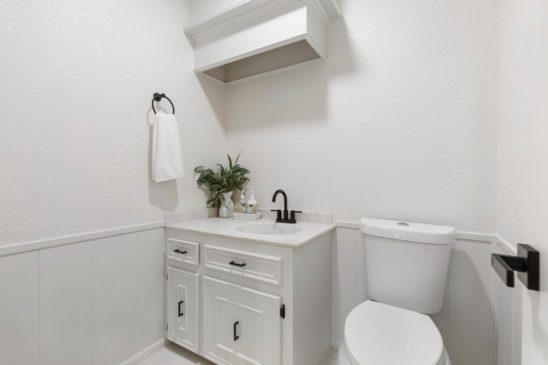 190 Dawns Edge Drive, Montgomery, TX 77356 Conveniently located on the second floor, the powder room provides easy access for guests.