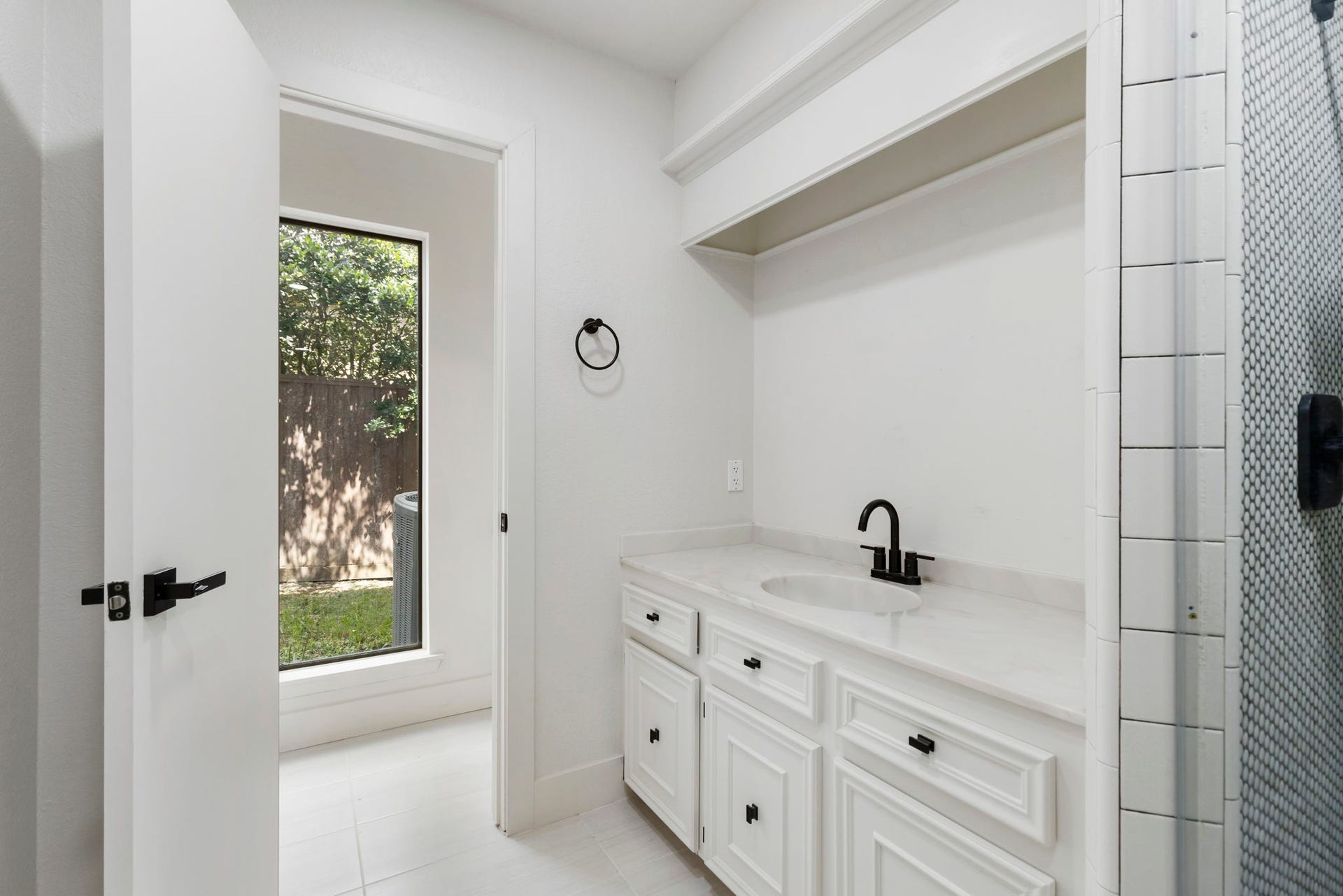 190 Dawns Edge Drive, Montgomery, TX 77356 Two secondary bedrooms share this secondary bathroom.